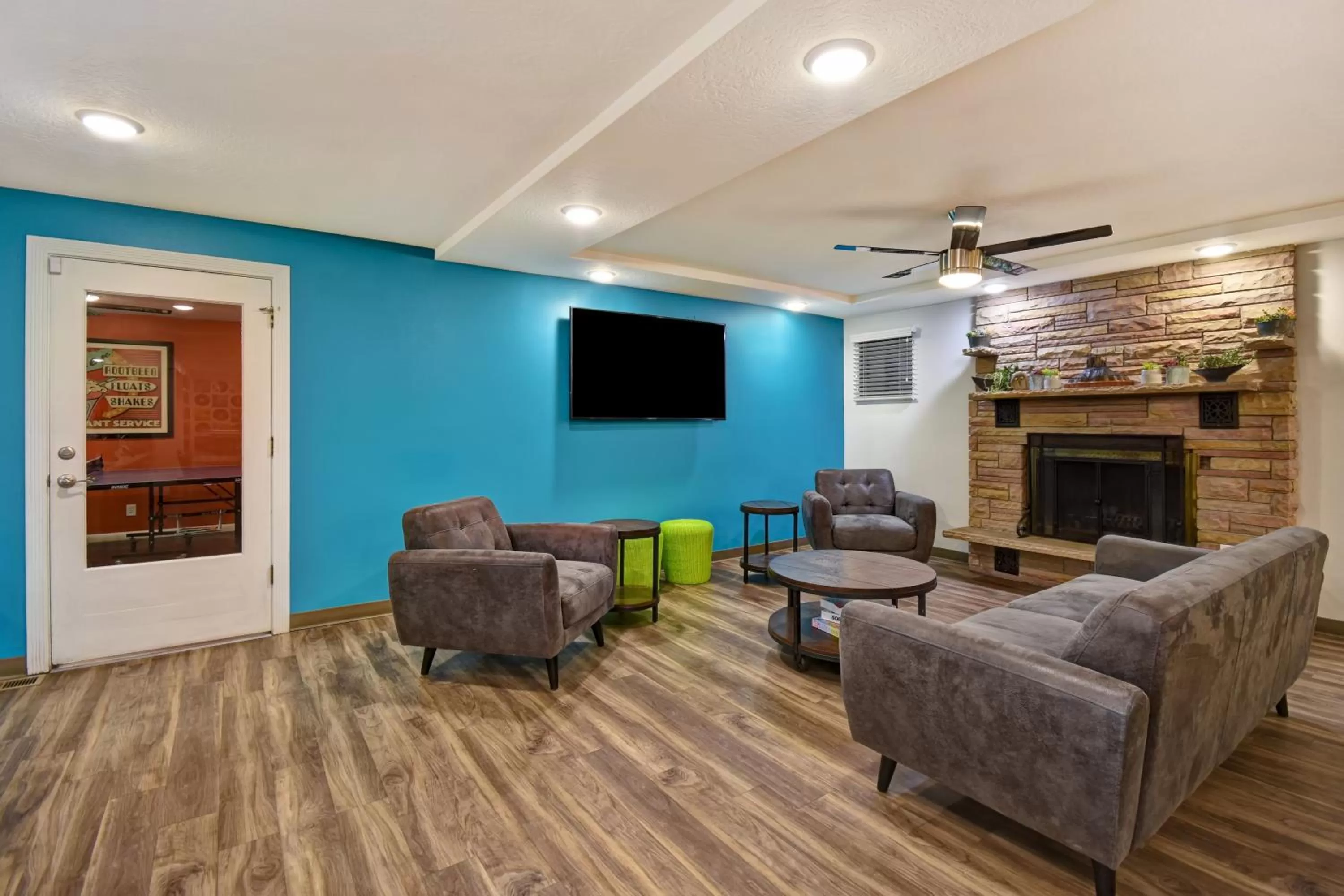 Communal lounge/ TV room in Expedition Lodge Moab Arches National Park