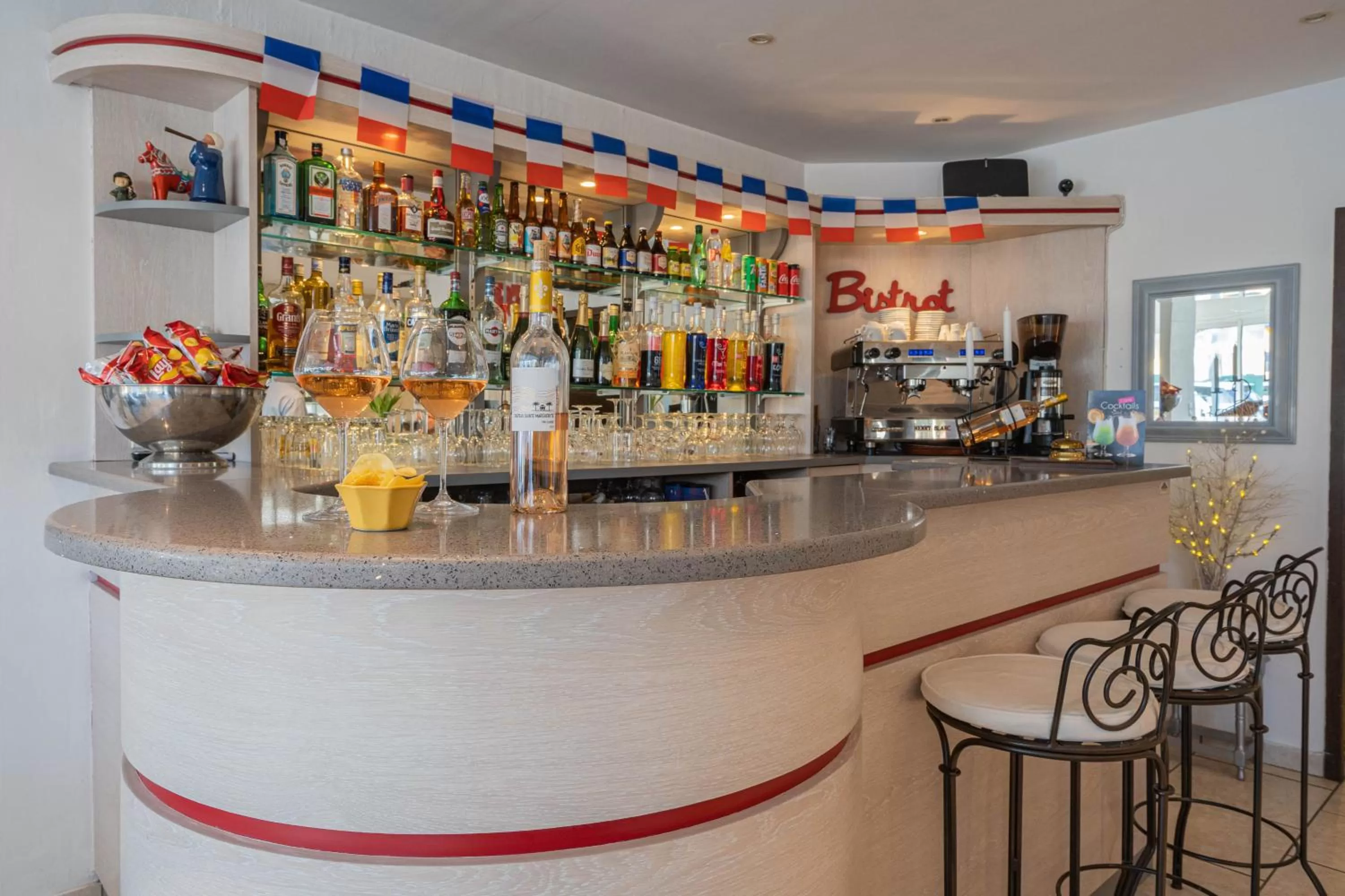 Lounge or bar in Hôtel Le Méditerranée