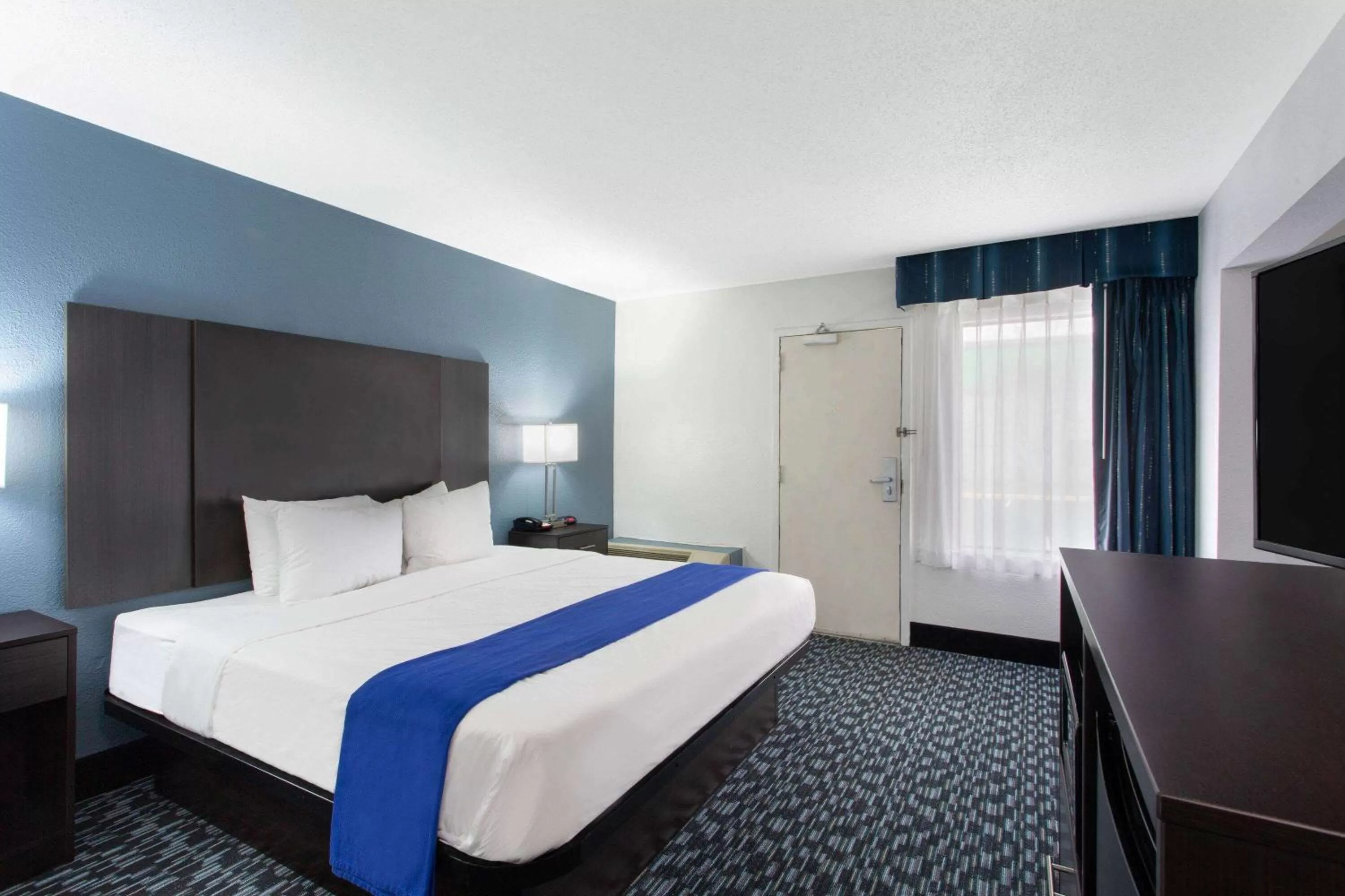 Photo of the whole room, Bed in University Inn & Suites