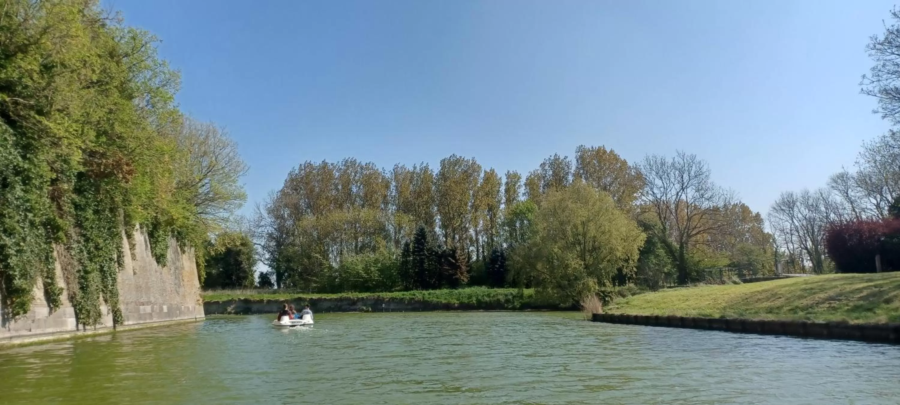 Nearby landmark in La Carte Postale