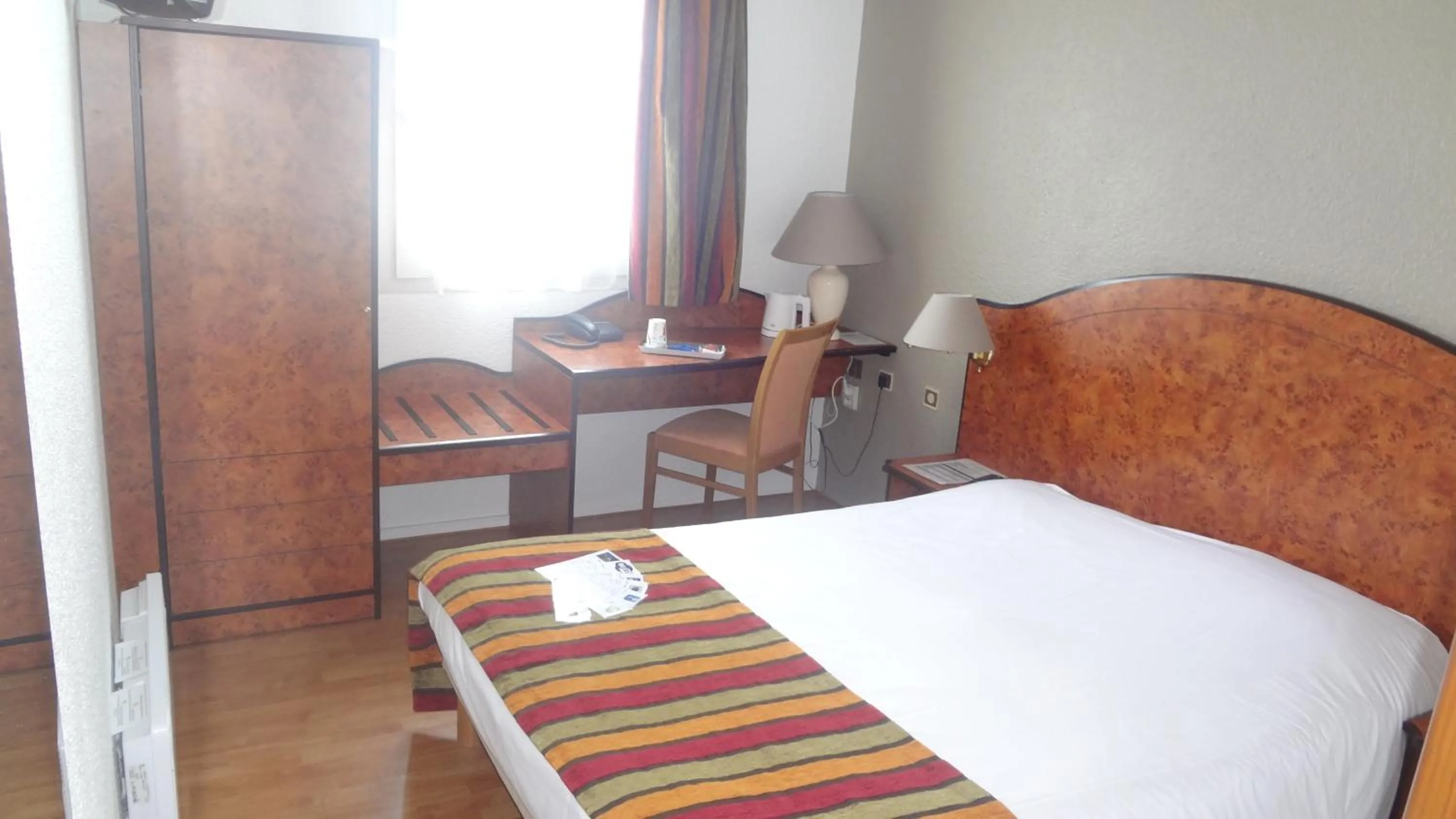 Photo of the whole room, Bed in Logis Cottage Hôtel