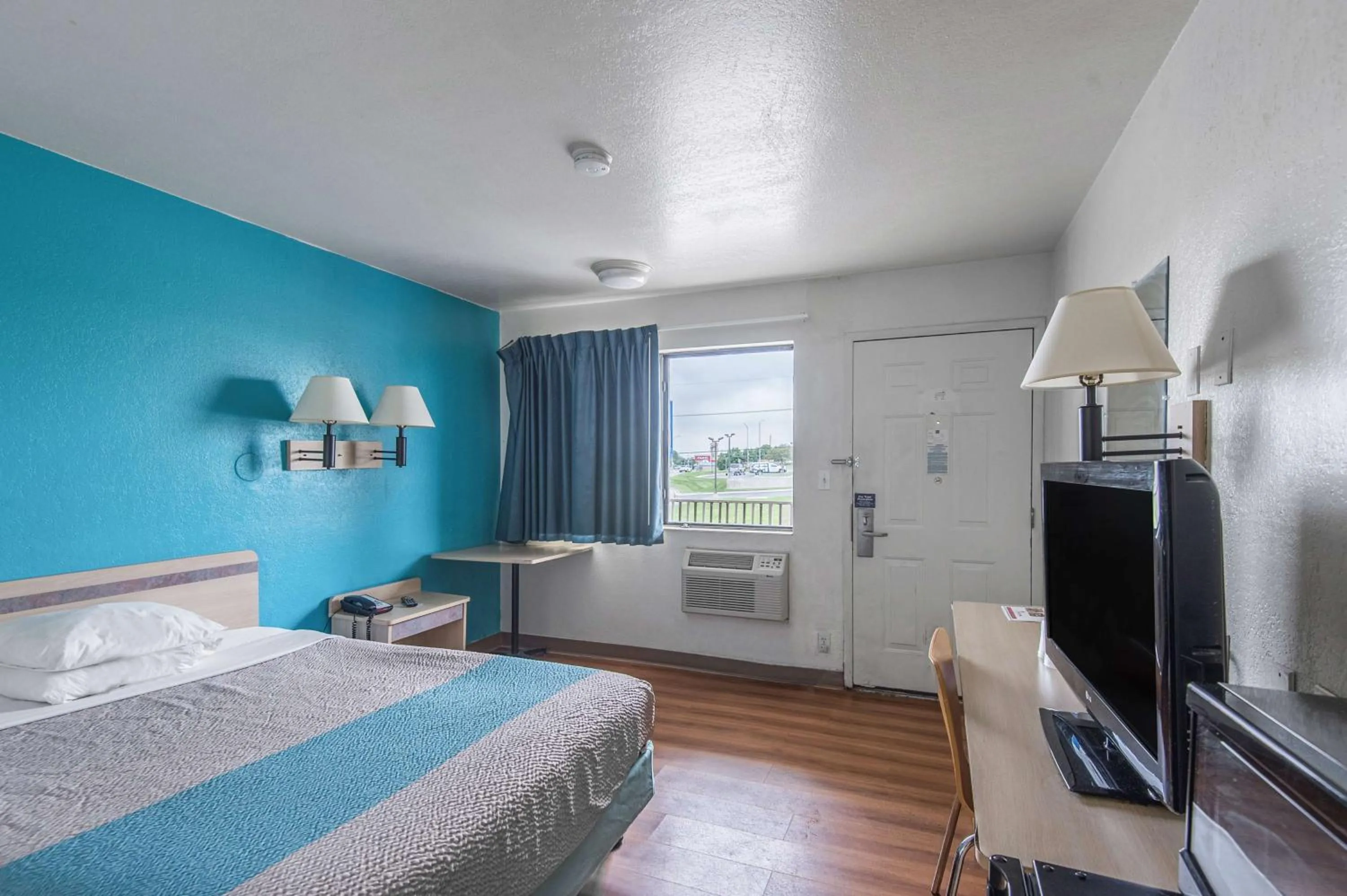 Photo of the whole room, Bed in Motel 6 Kansas City, MO - Airport