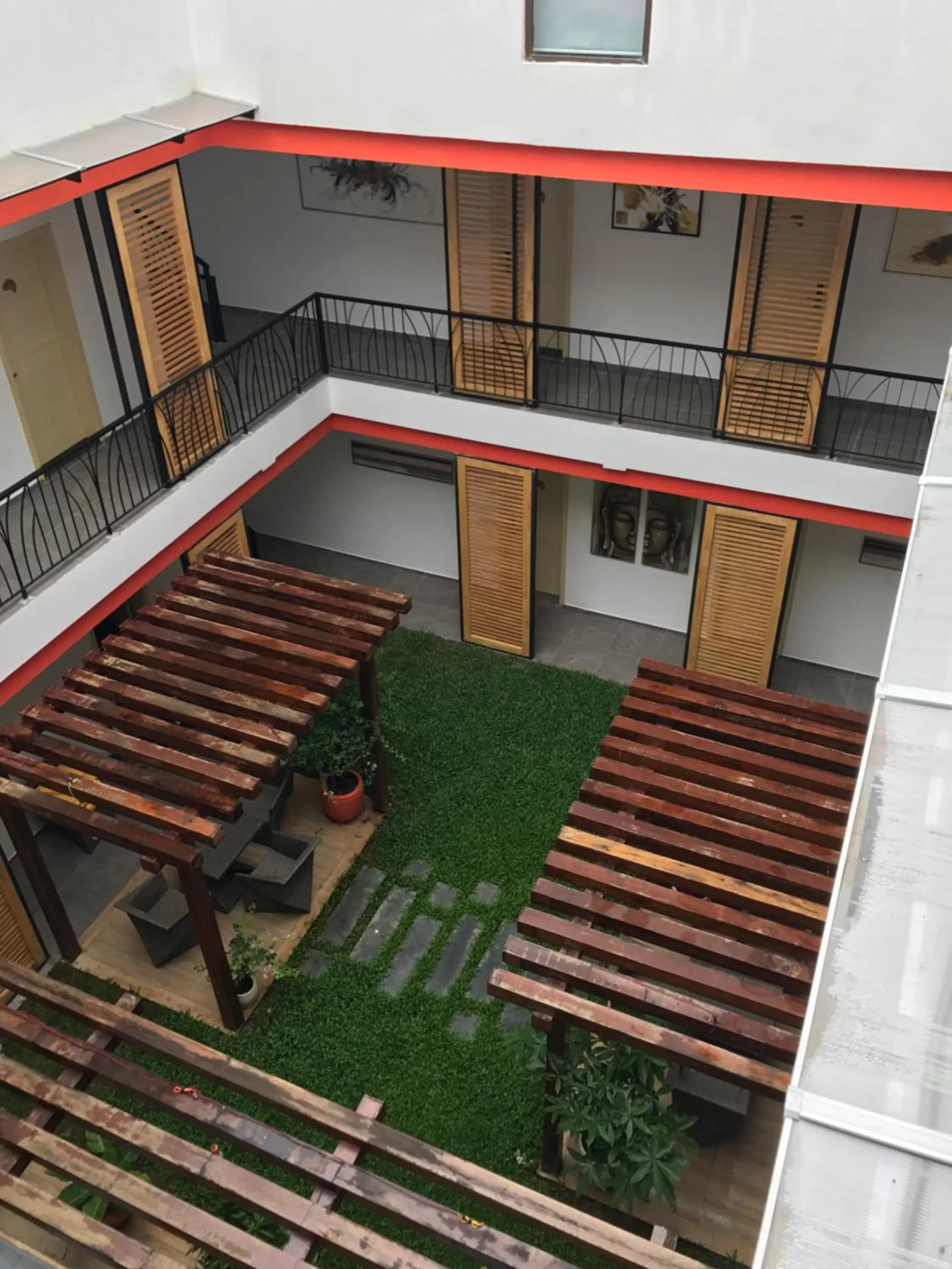 Facade/entrance in Benny's City Hotel