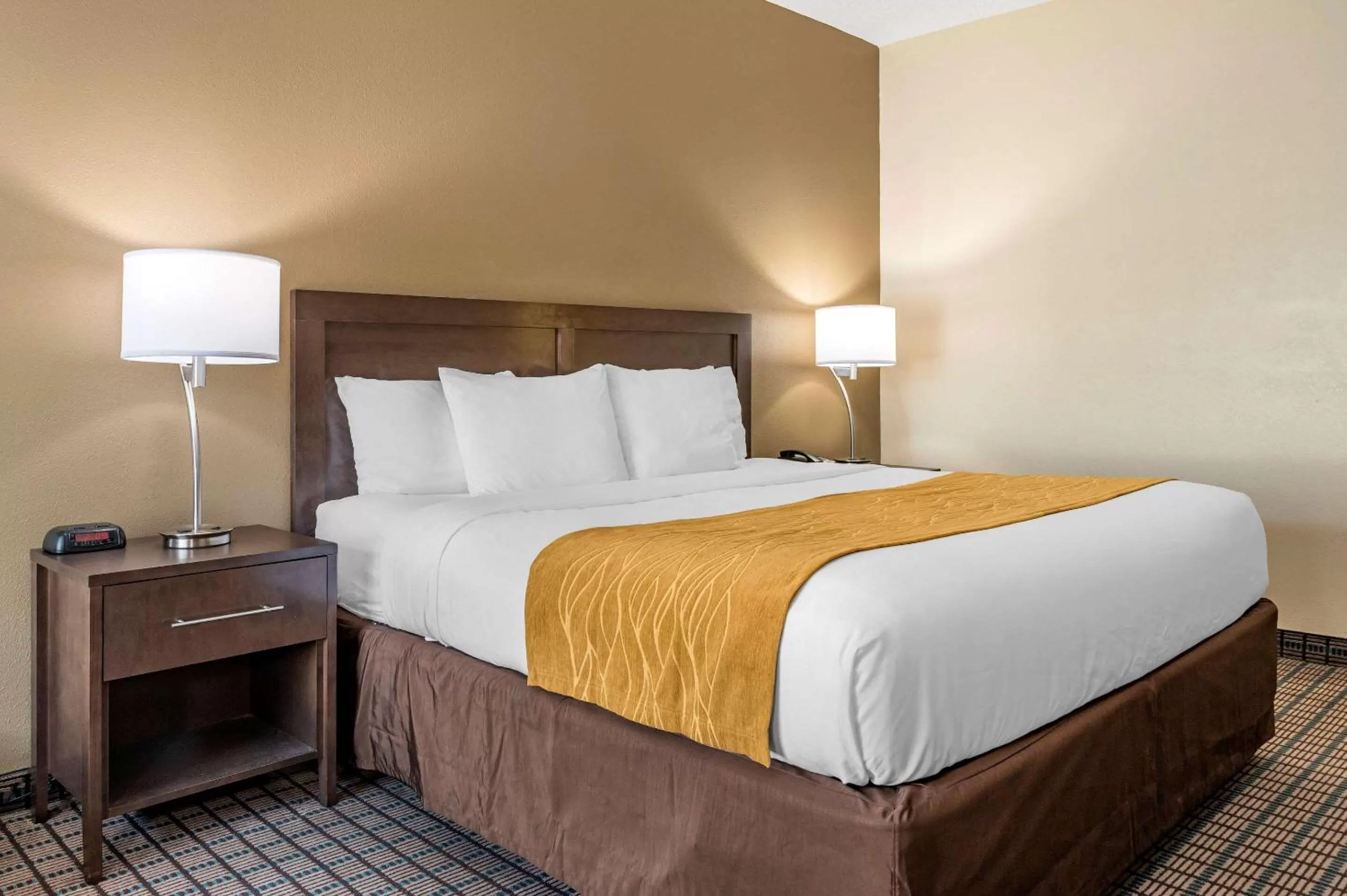 Photo of the whole room, Bed in Comfort Inn & Suites Cincinnati Uptown Clifton