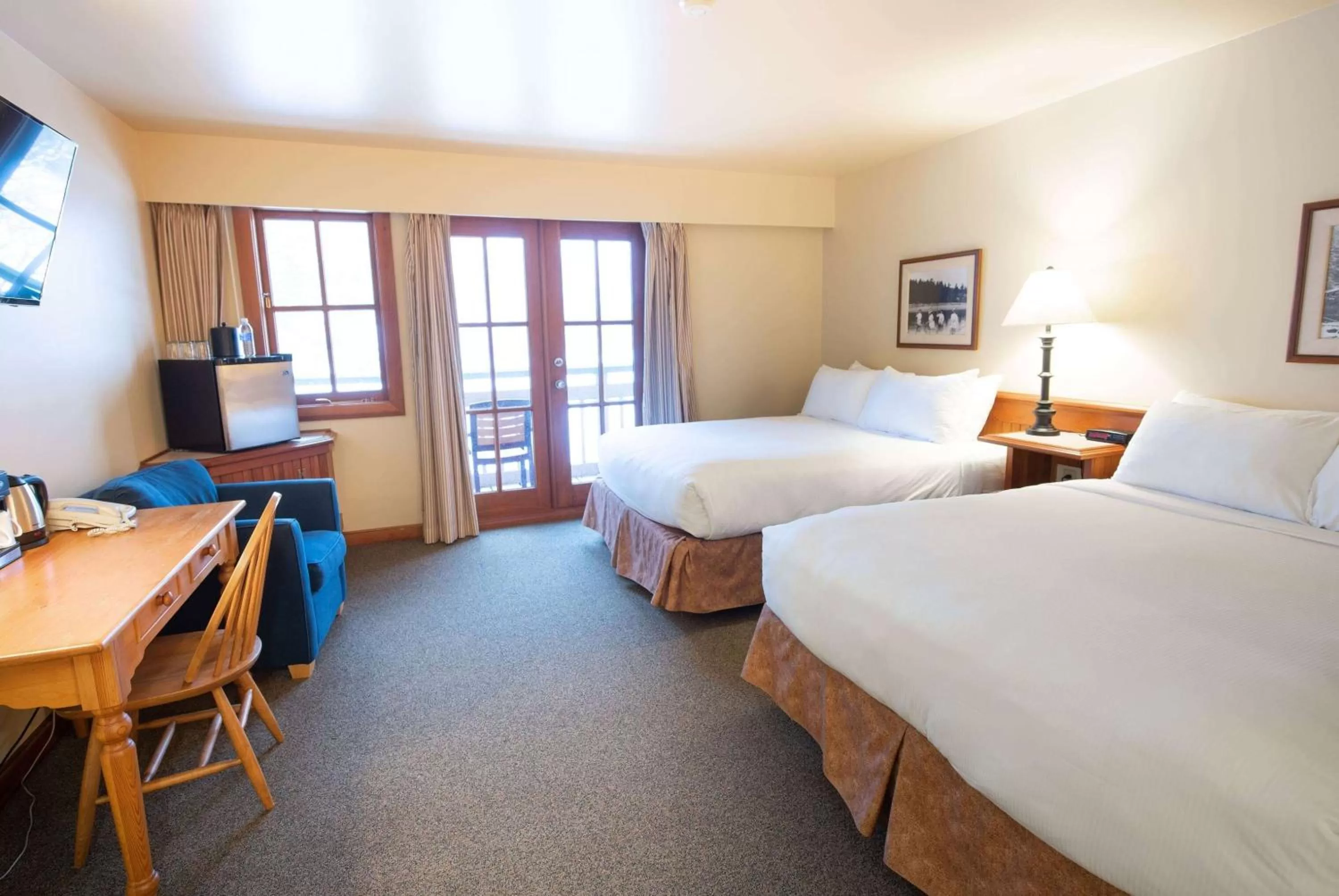 Photo of the whole room in Painter's Lodge, Trademark Collection by Wyndham