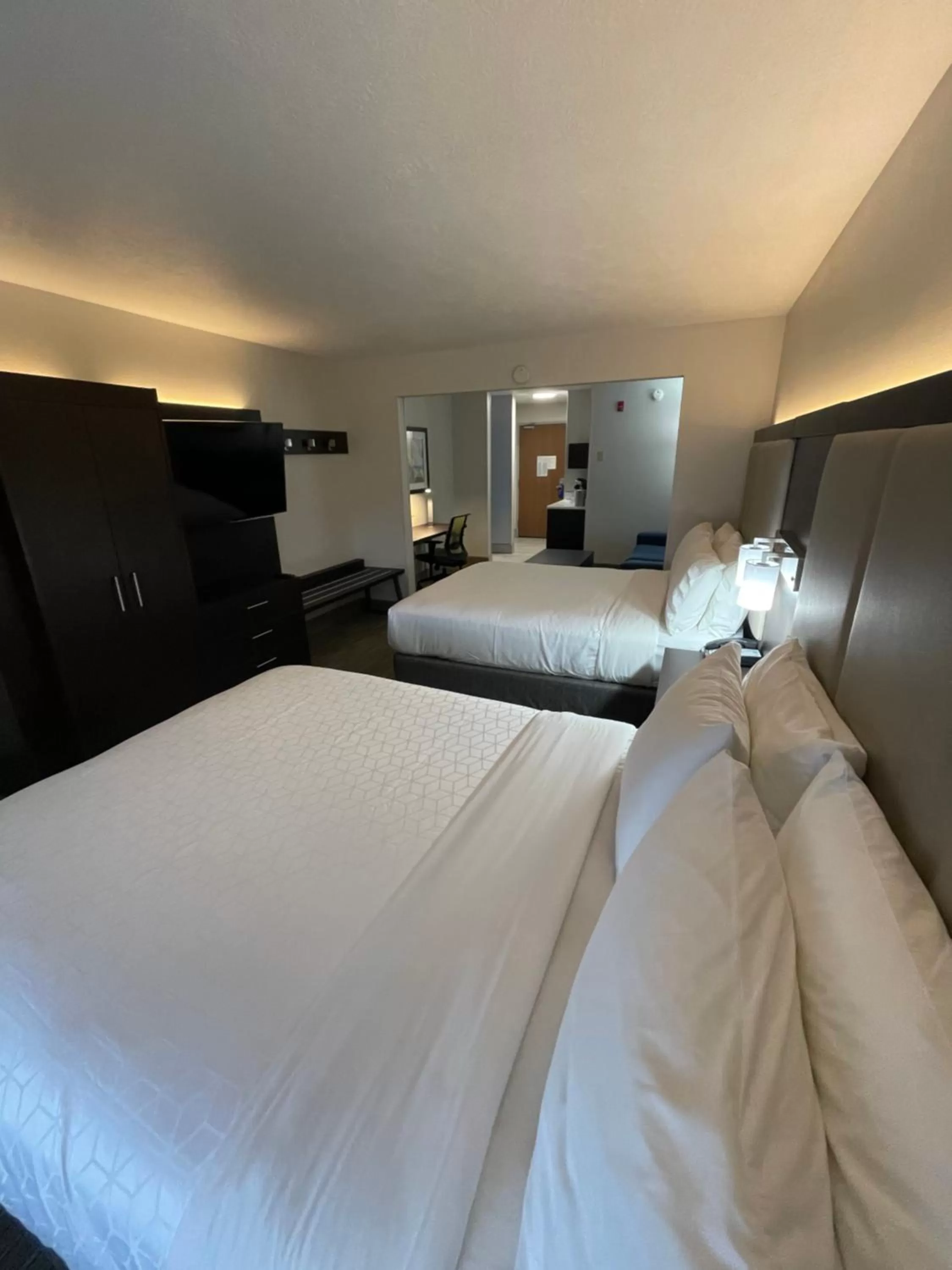 Bed in Holiday Inn Express Hotel & Suites Las Vegas NM by IHG