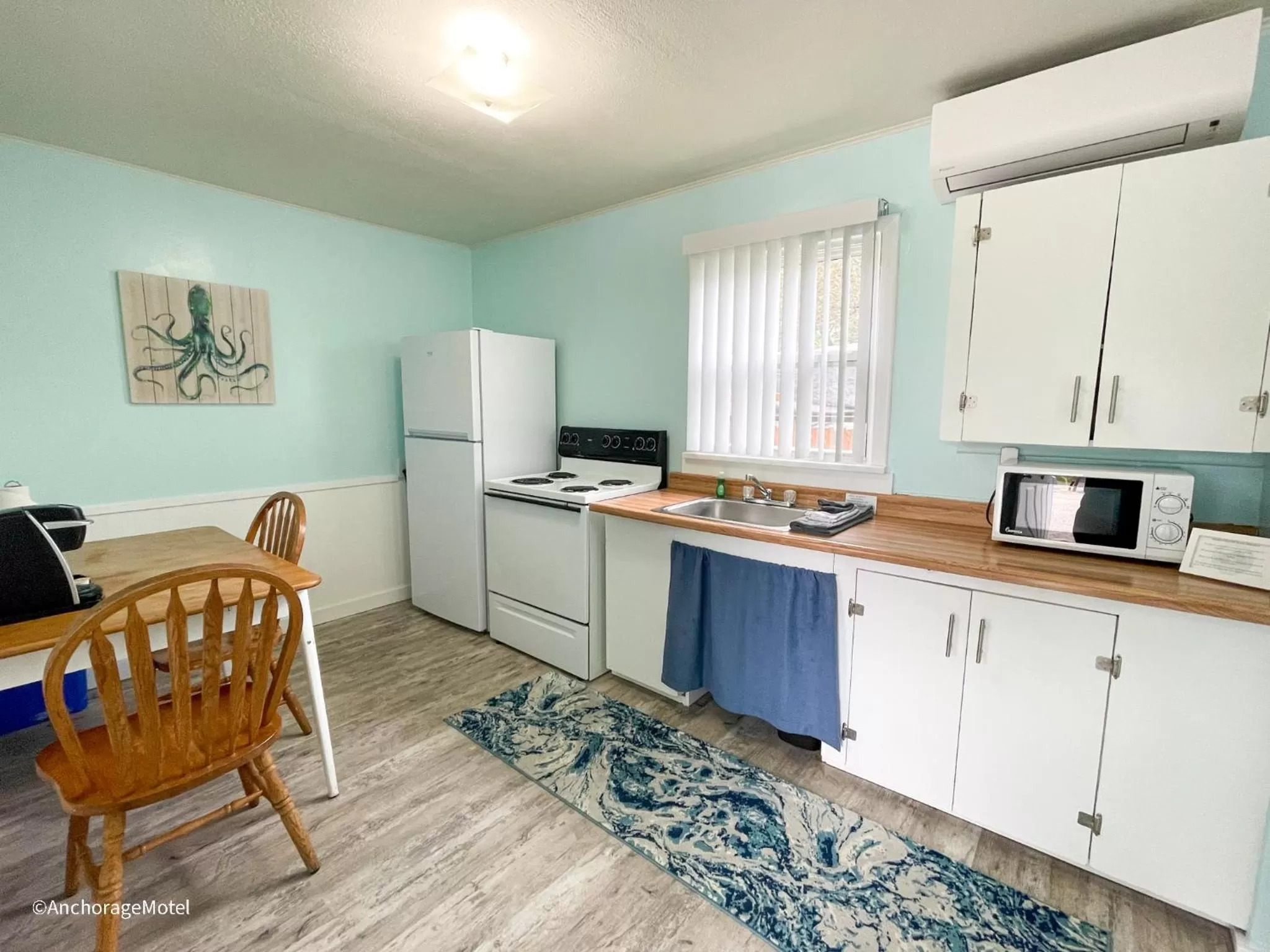 Kitchen or kitchenette in The Anchorage Motel