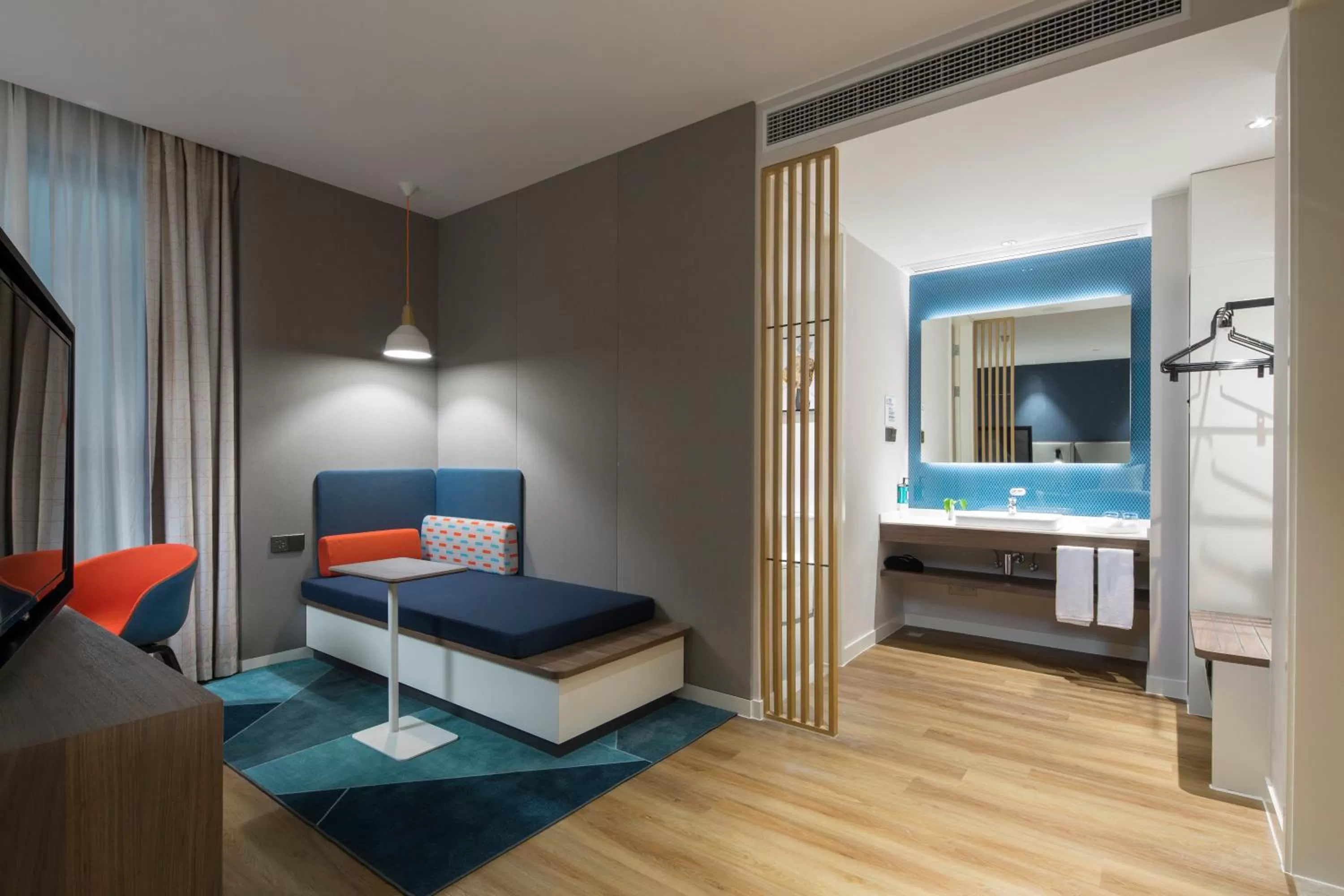 Photo of the whole room, Bed in Holiday Inn Express Shanghai Kangqiao by IHG