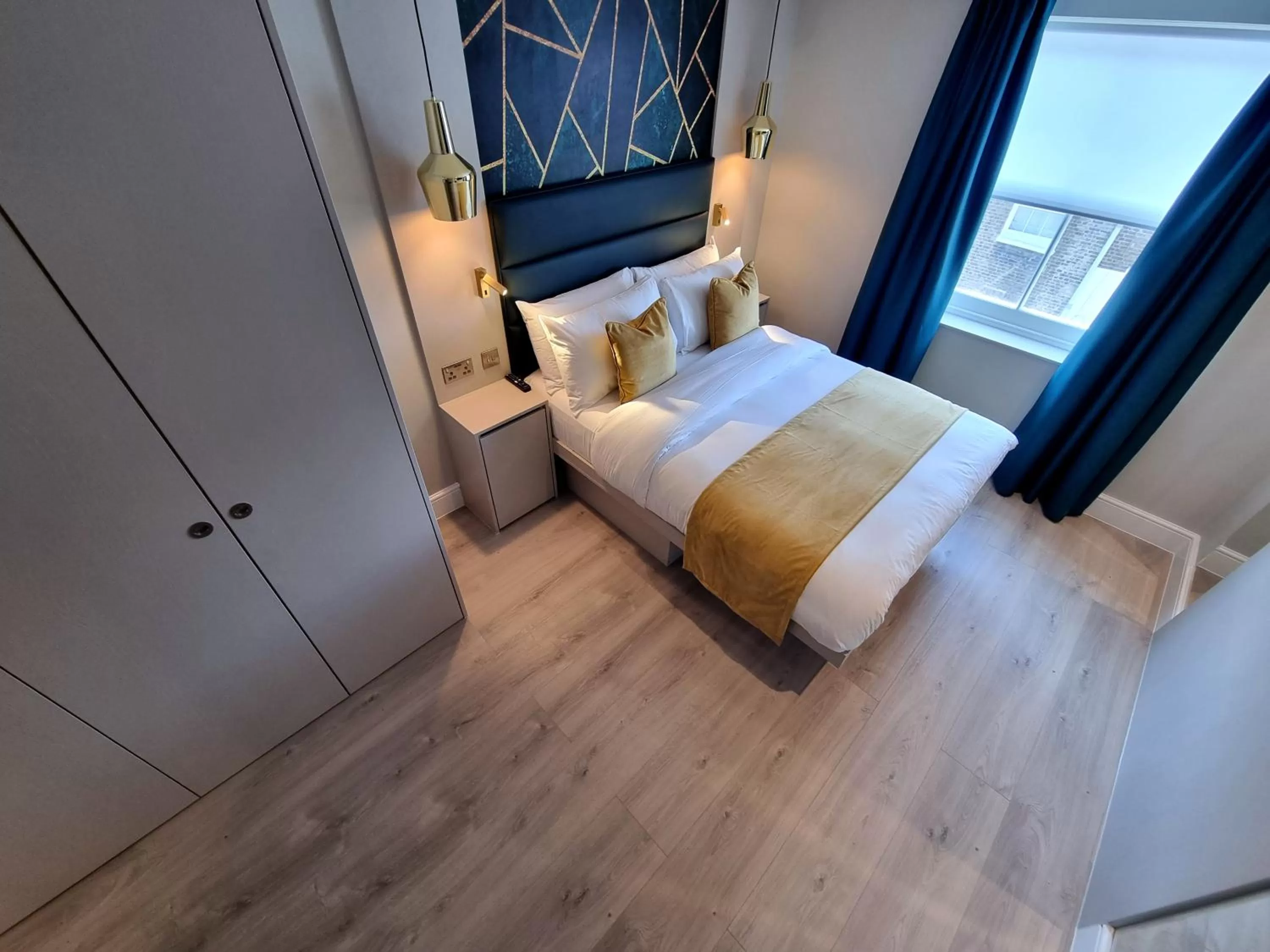 Photo of the whole room, Bed in NOX Kensington Gardens