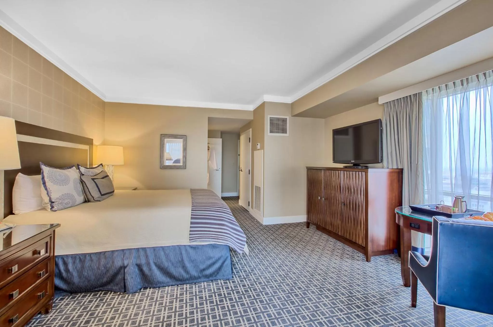 Photo of the whole room, Bed in Omni Los Angeles Hotel