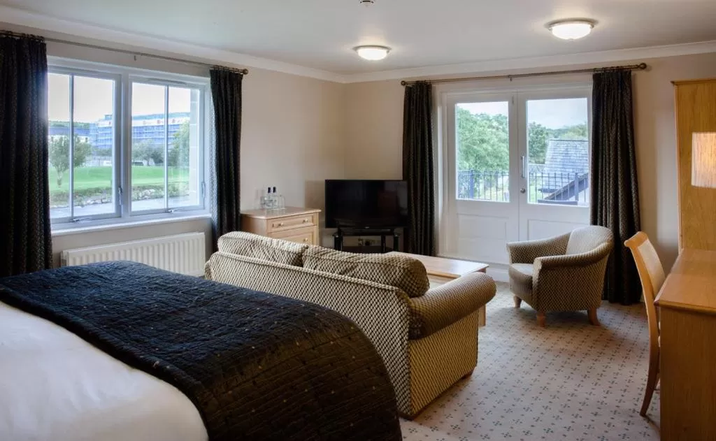 Restaurant/places to eat, Bed in Trout Hotel