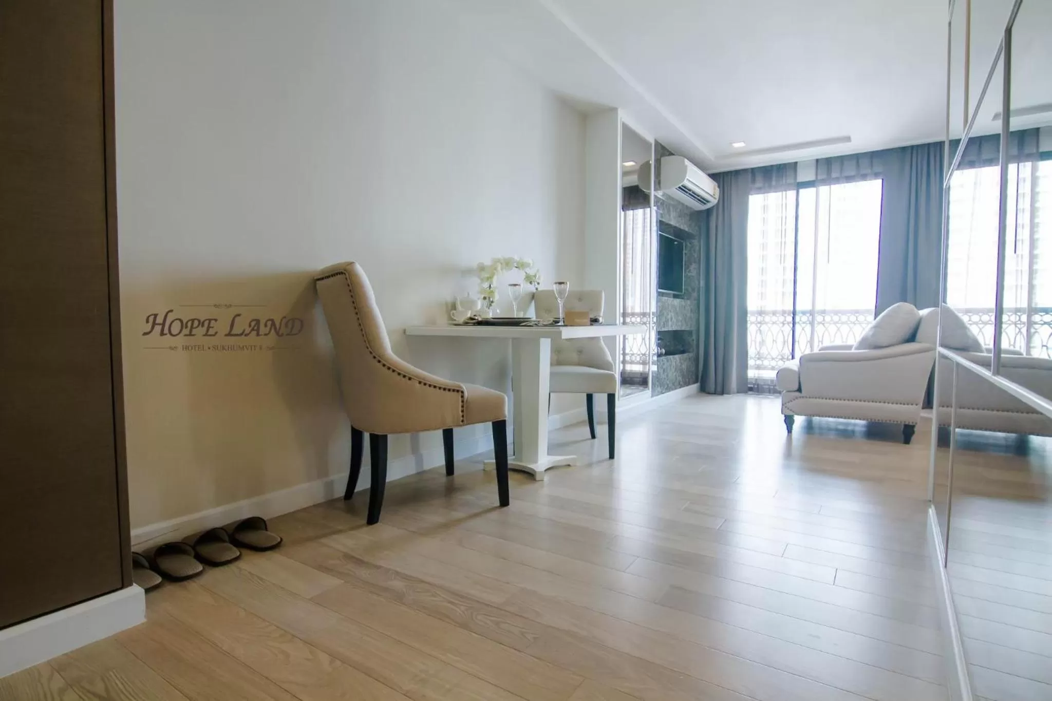 Living room, Bed in Hope Land Hotel Sukhumvit 8