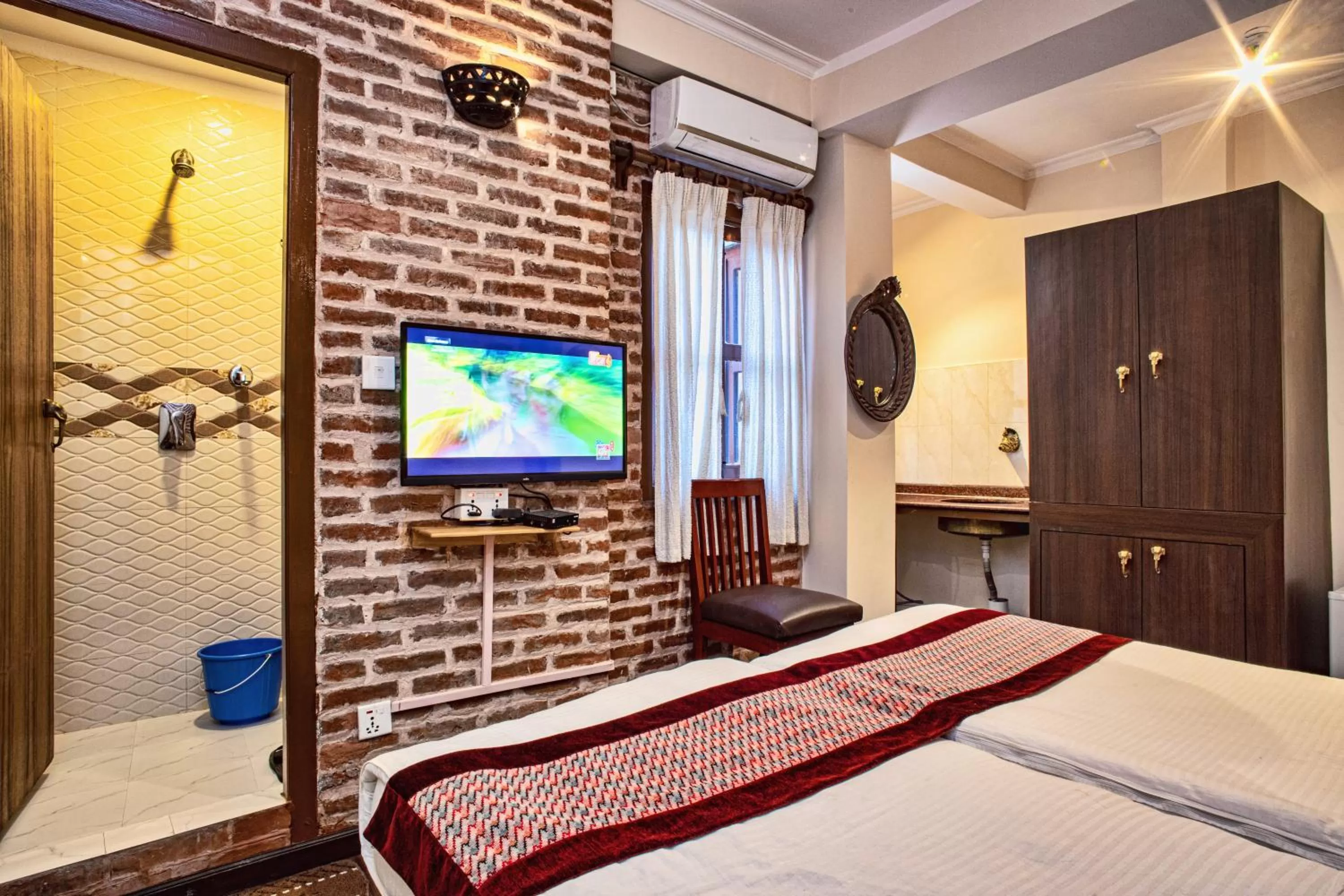 Communal lounge/ TV room, Bed in Newa Home