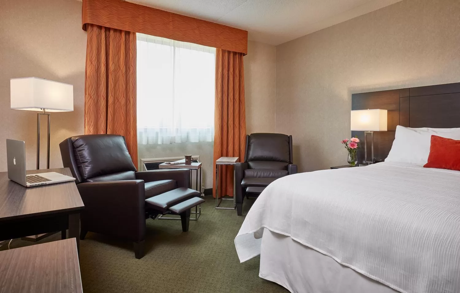 Bedroom, Bed in Travelway Inn Sudbury