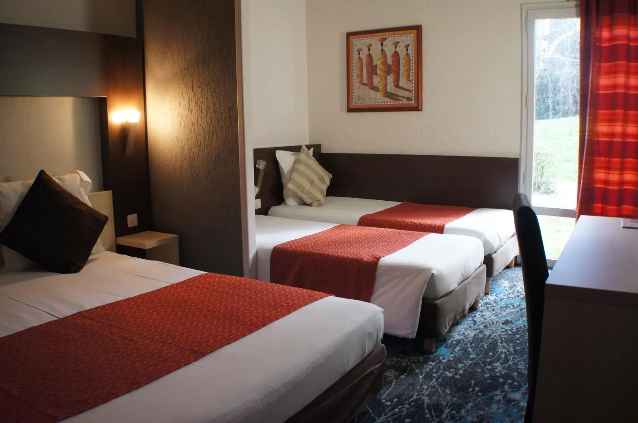 Quadruple room - 1 double bed + 2 single beds in The Originals City, Hôtel La Siesta, Annonay Est (Inter-Hotel) Quadruple room - 1 double bed + 2 single beds in The Originals City, Hôtel La Siesta, Annonay Est (Inter-Hotel)