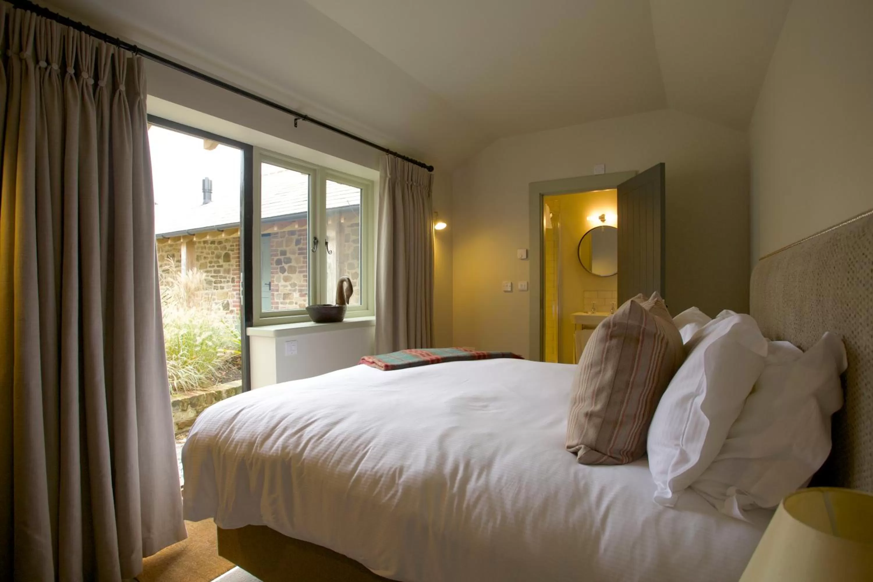 Bedroom, Bed in The Welldiggers Arms