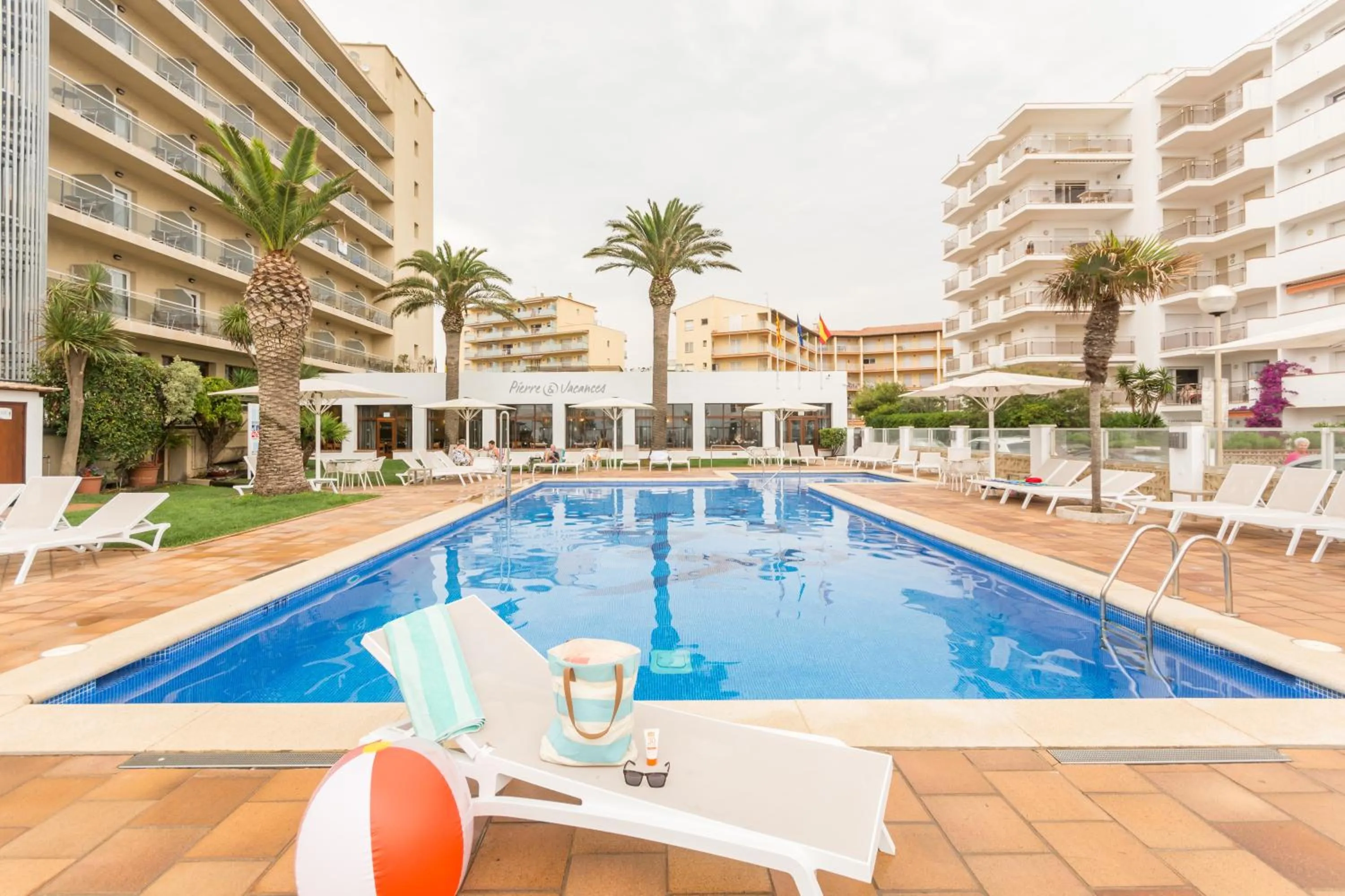 Swimming pool in Hotel Monterrey Roses by Pierre & Vacances