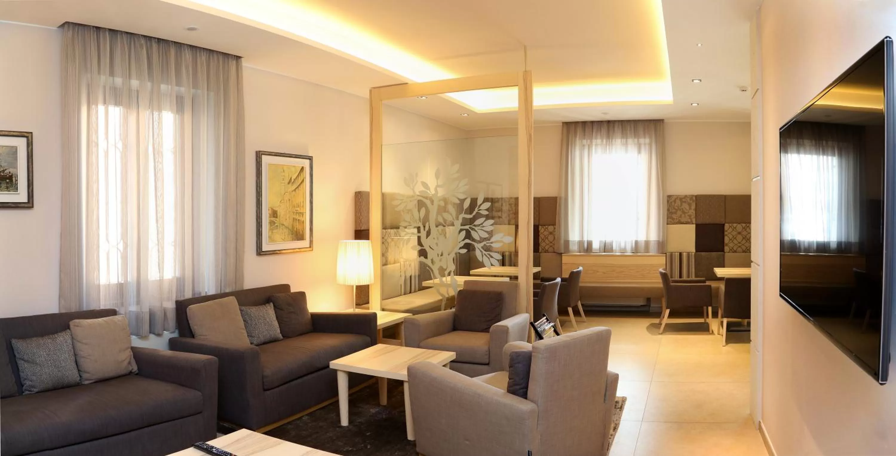 Communal lounge/ TV room in Hotel Garden