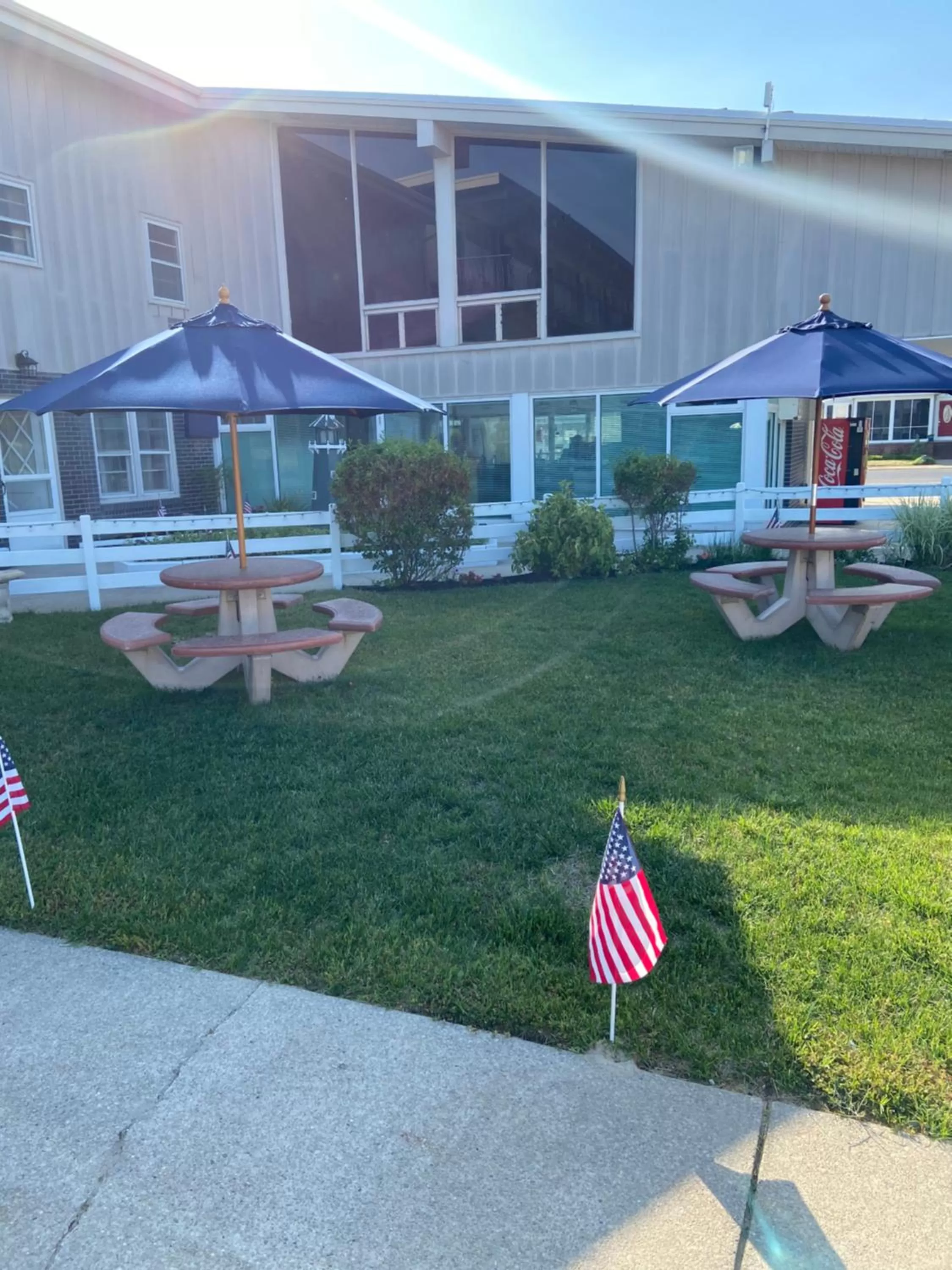 Patio, Property Building in Yankee Clipper Resort Motel