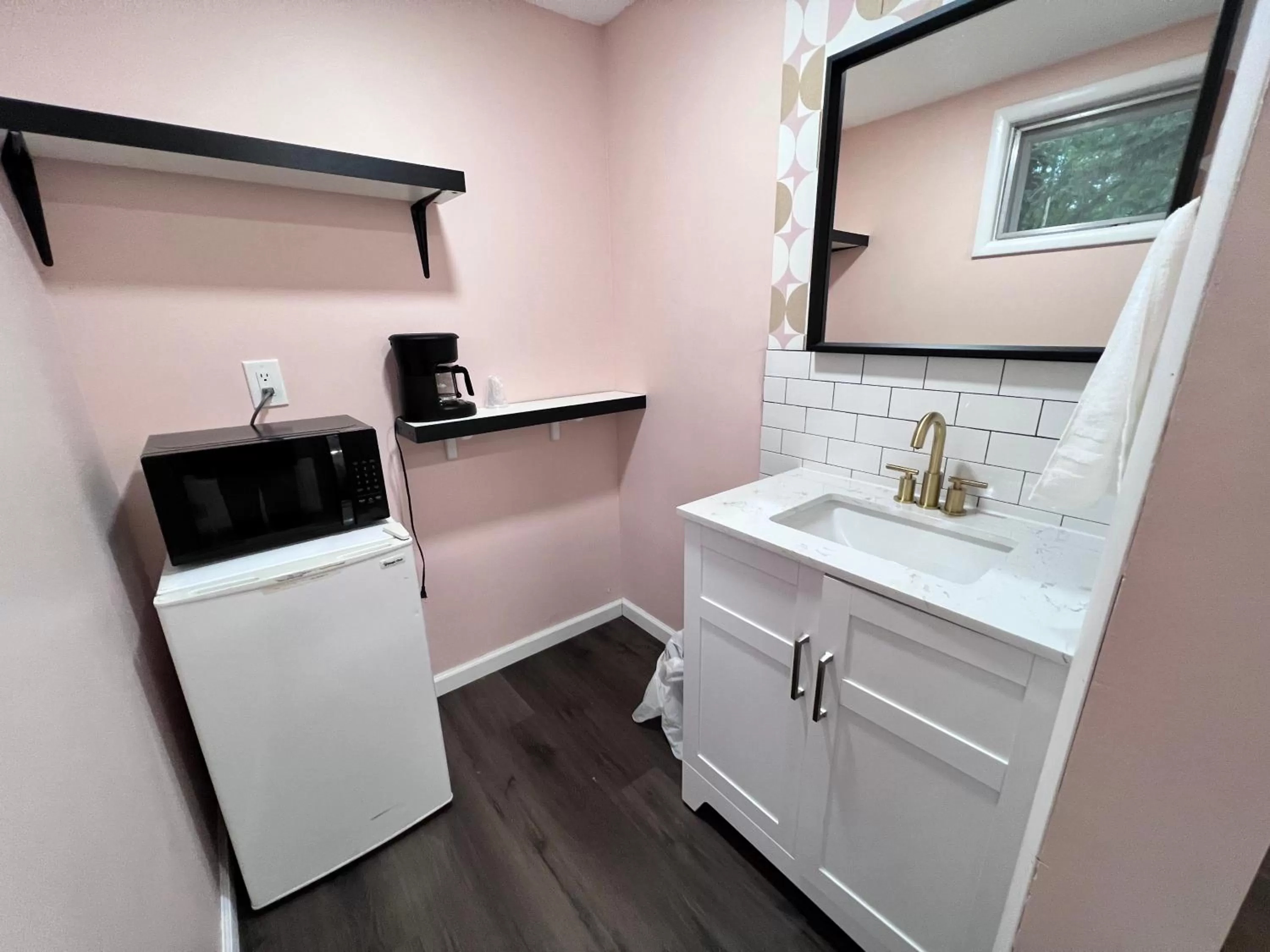 Kitchen or kitchenette in Great Gatsby Motel Inn