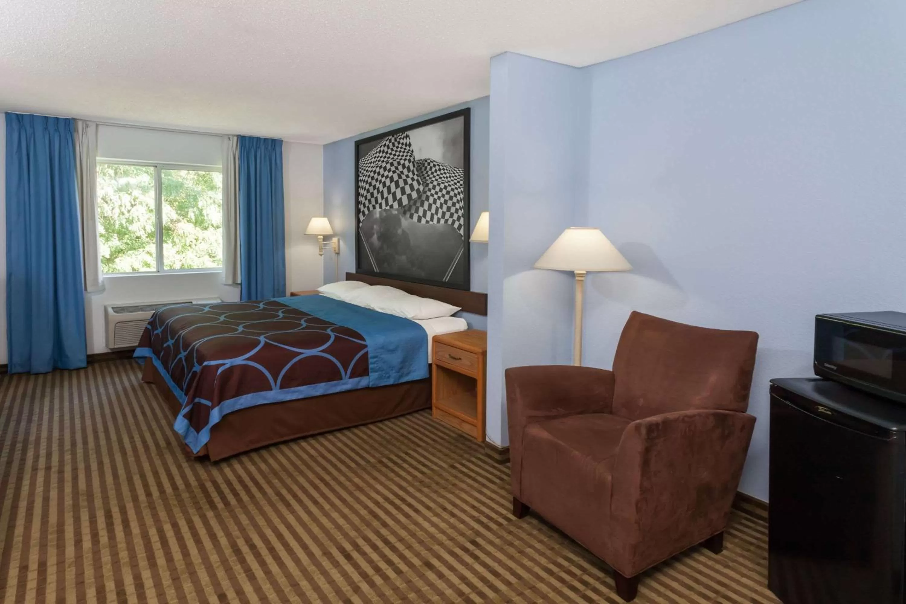 Photo of the whole room, Bed in Super 8 by Wyndham Huntington