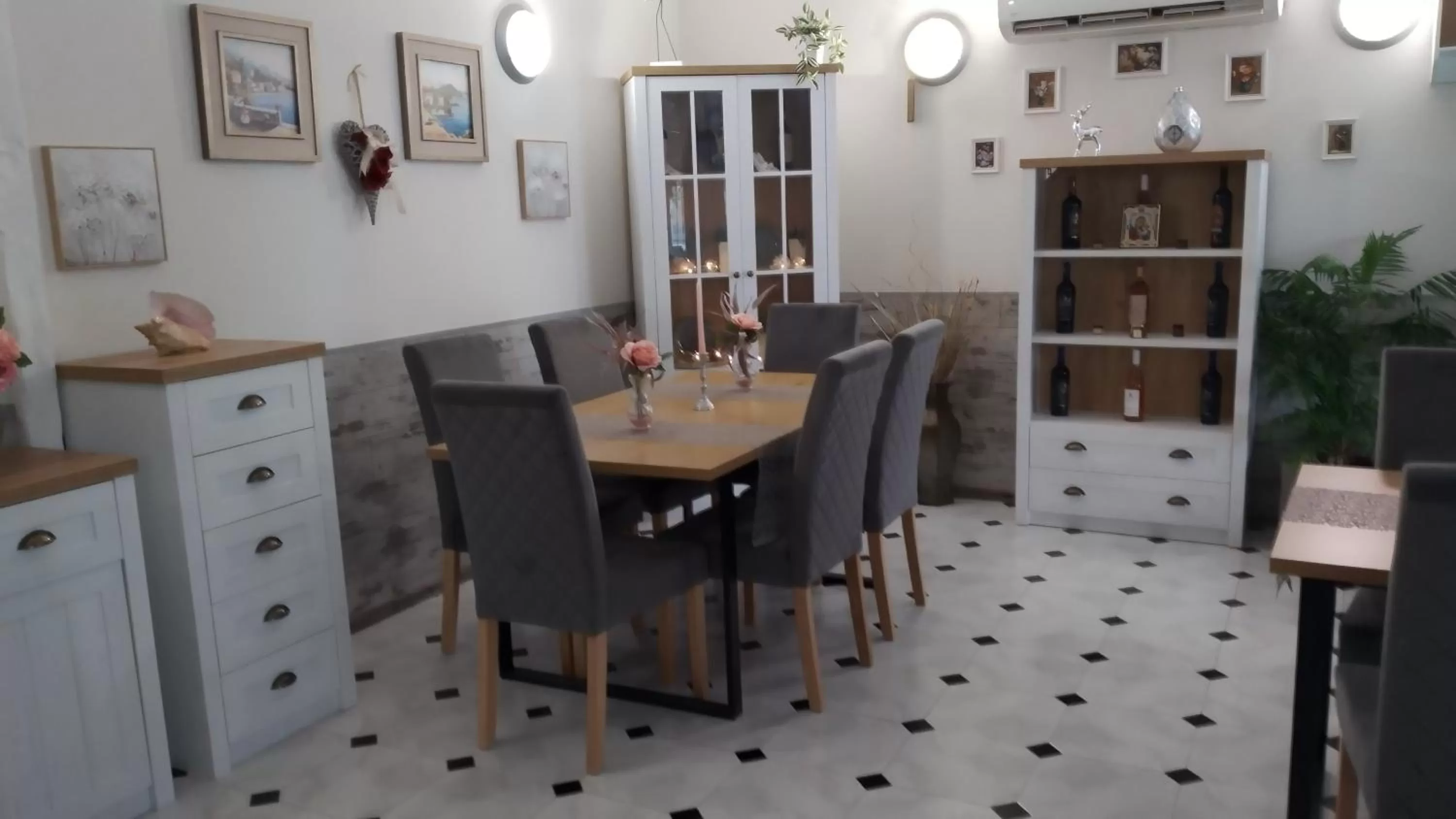 Restaurant/places to eat in Victoria Family Hotel