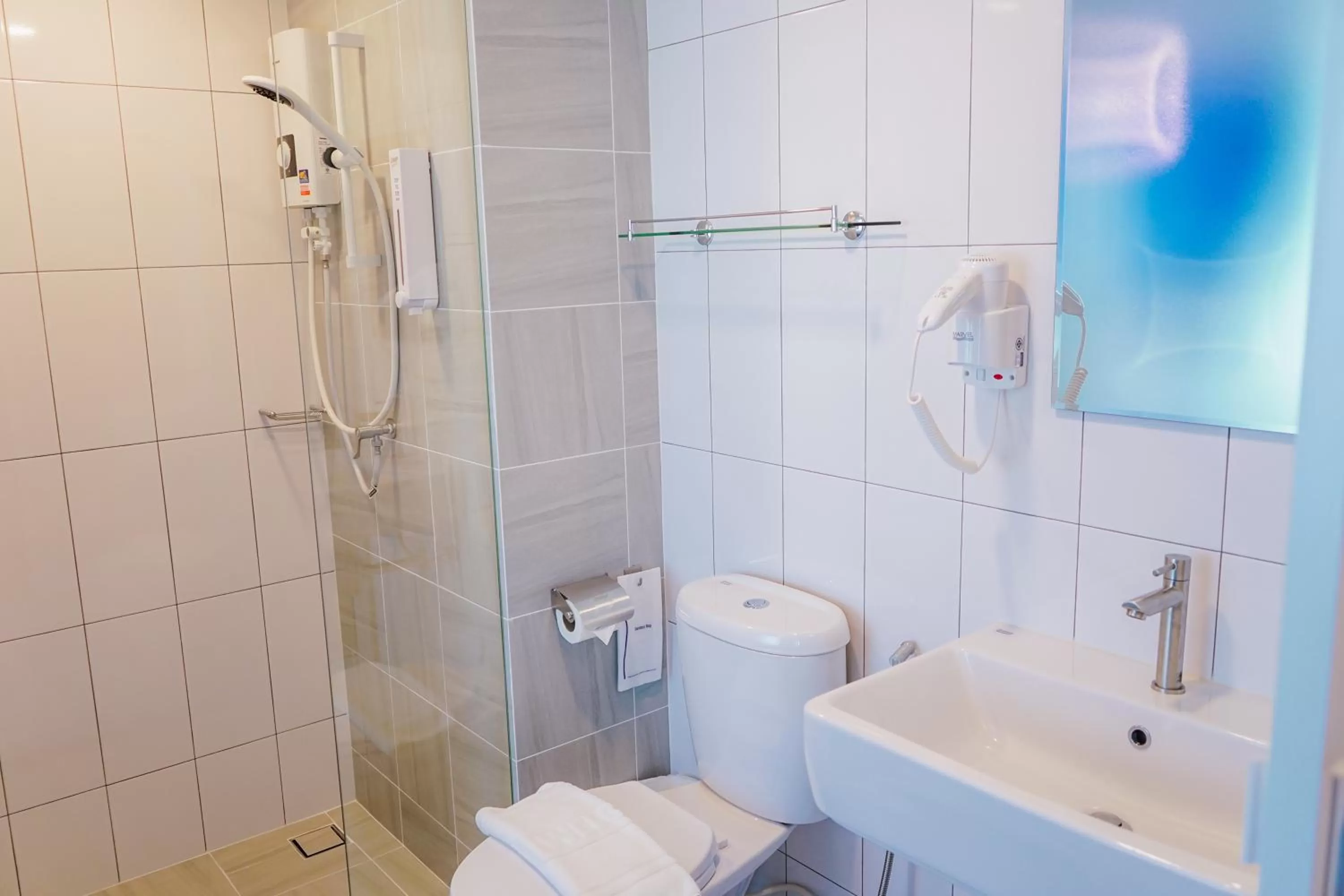 Bathroom in วัน บัดเจท เชียงราย สนามบิน One Budget Hotel Chiangrai Airport