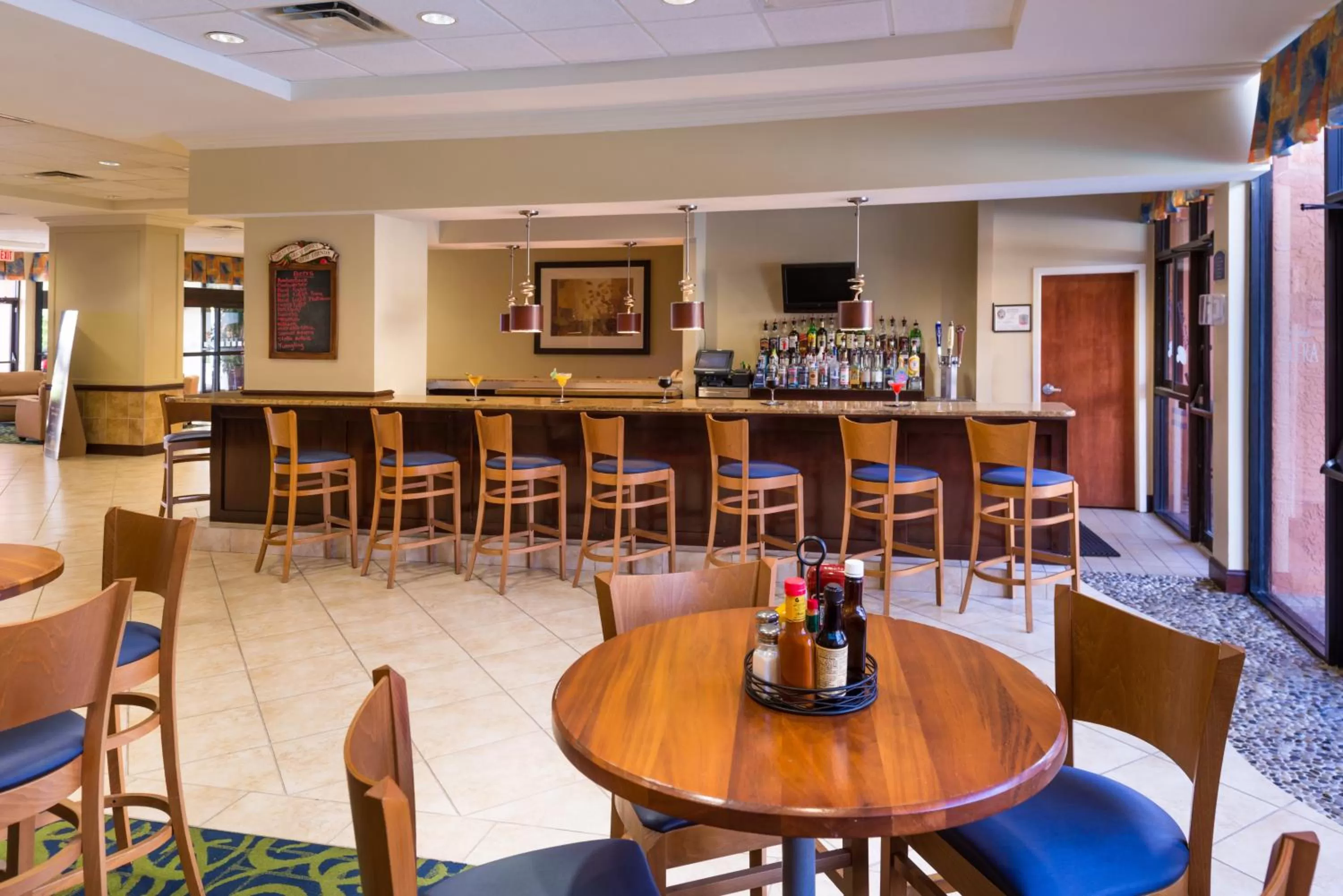 Lounge or bar in Holiday Inn & Suites Orlando SW - Celebration Area by IHG