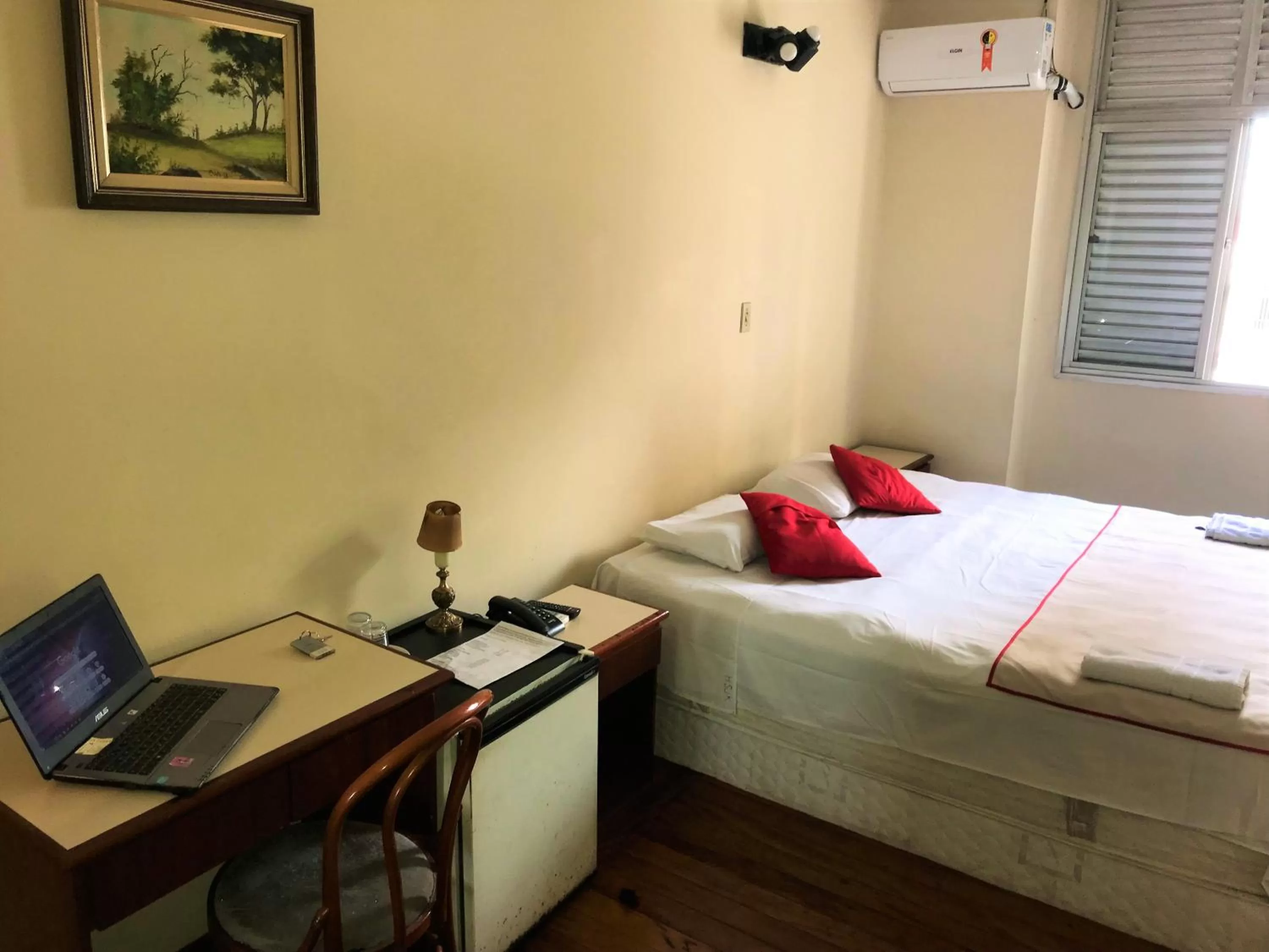 Bedroom, Bed in Hotel São Jorge São Paulo - Próximo a 25 de março, região do Brás, fácil acesso ao Expo Center Norte e Mercado Municipal SP