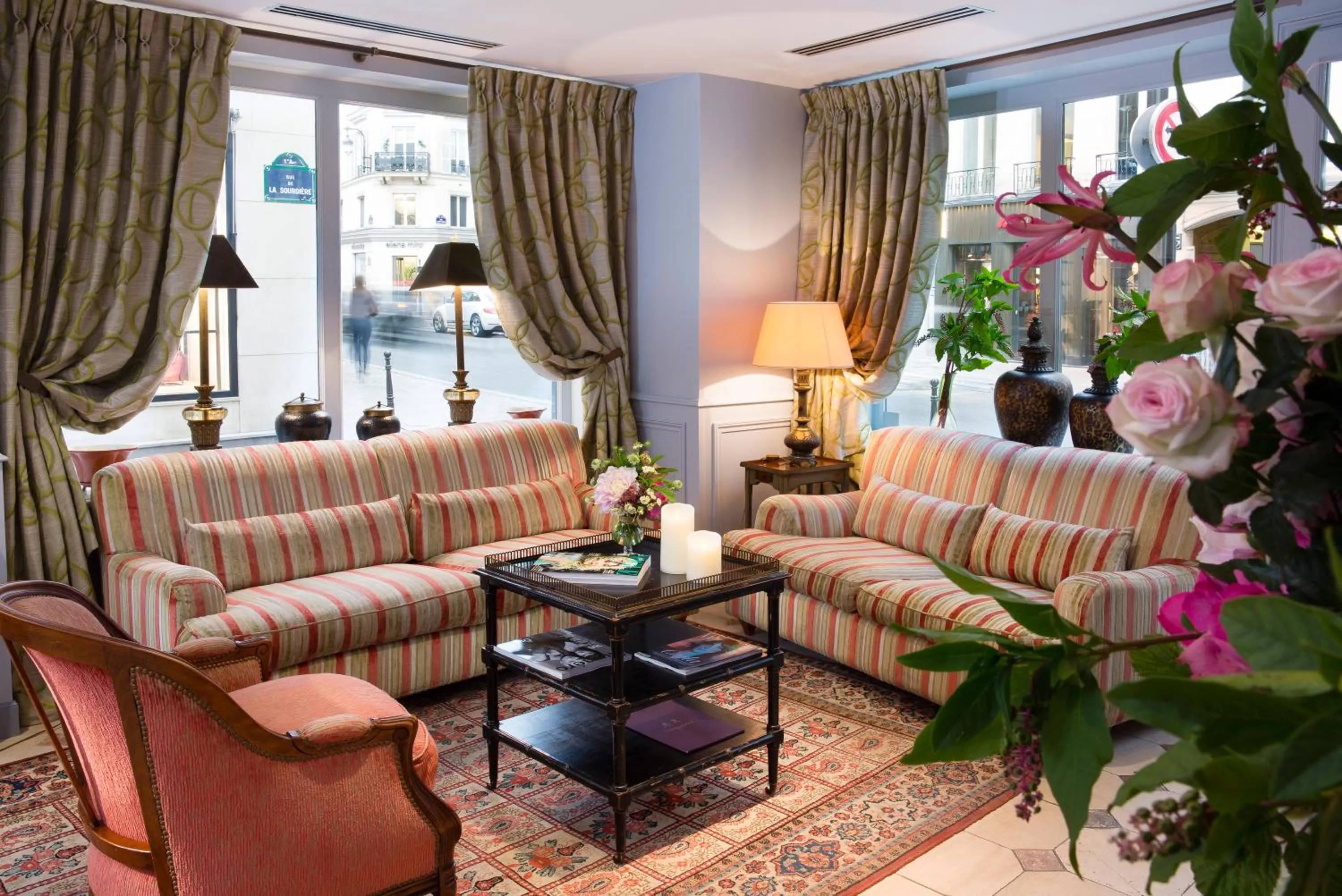 Lobby or reception in Le Relais Saint Honoré