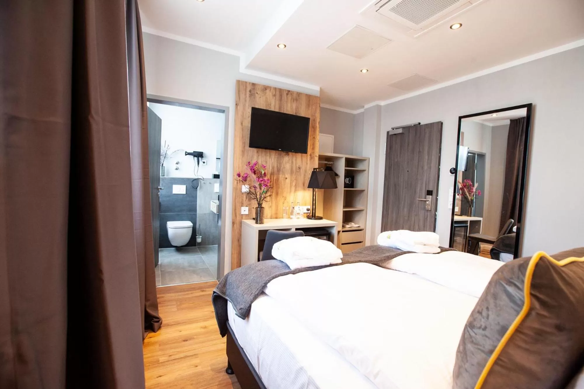 Photo of the whole room, Bed in Elens Hotel