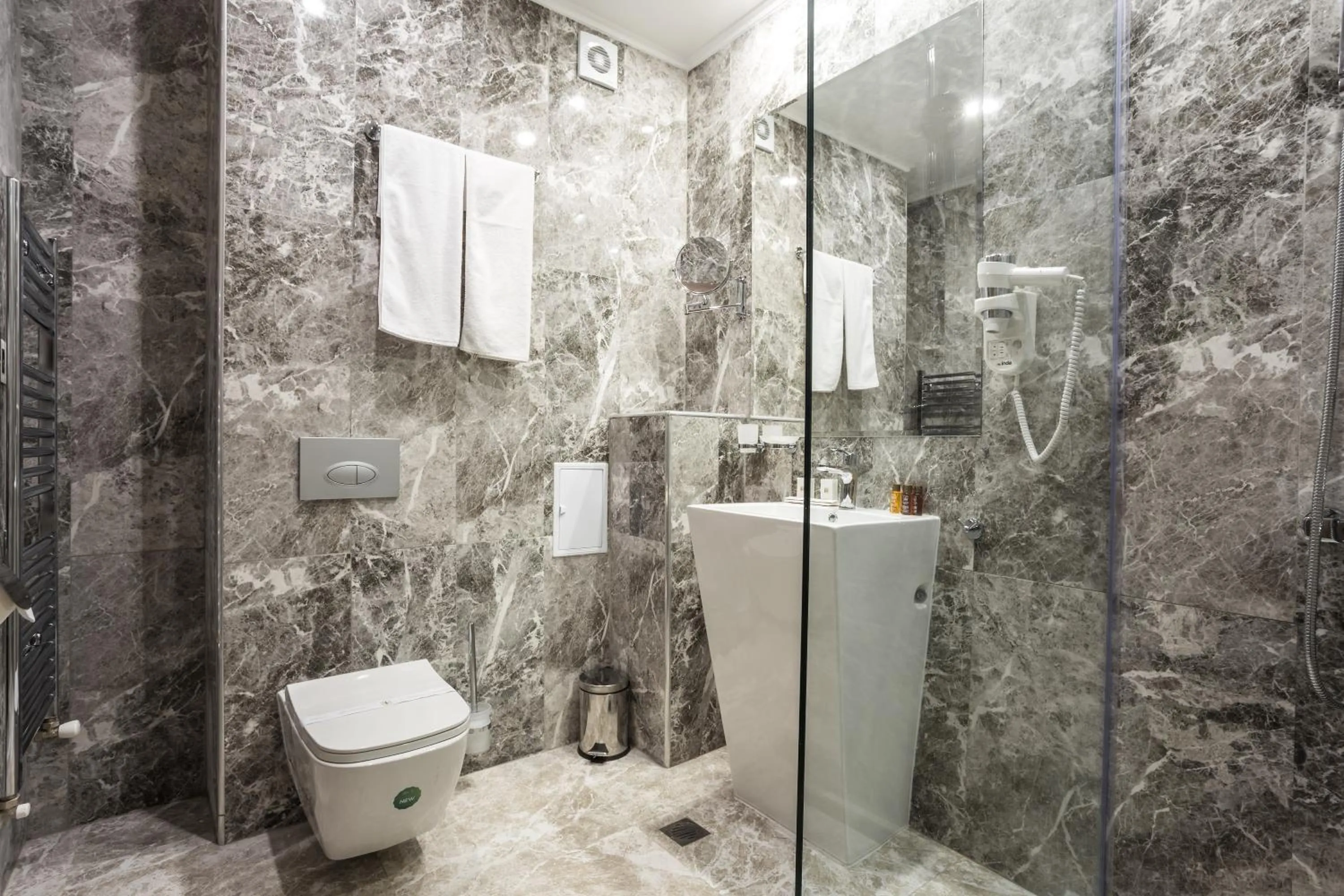 Bathroom in Earth & People Hotel & SPA - Free Parking & Swimming Pool