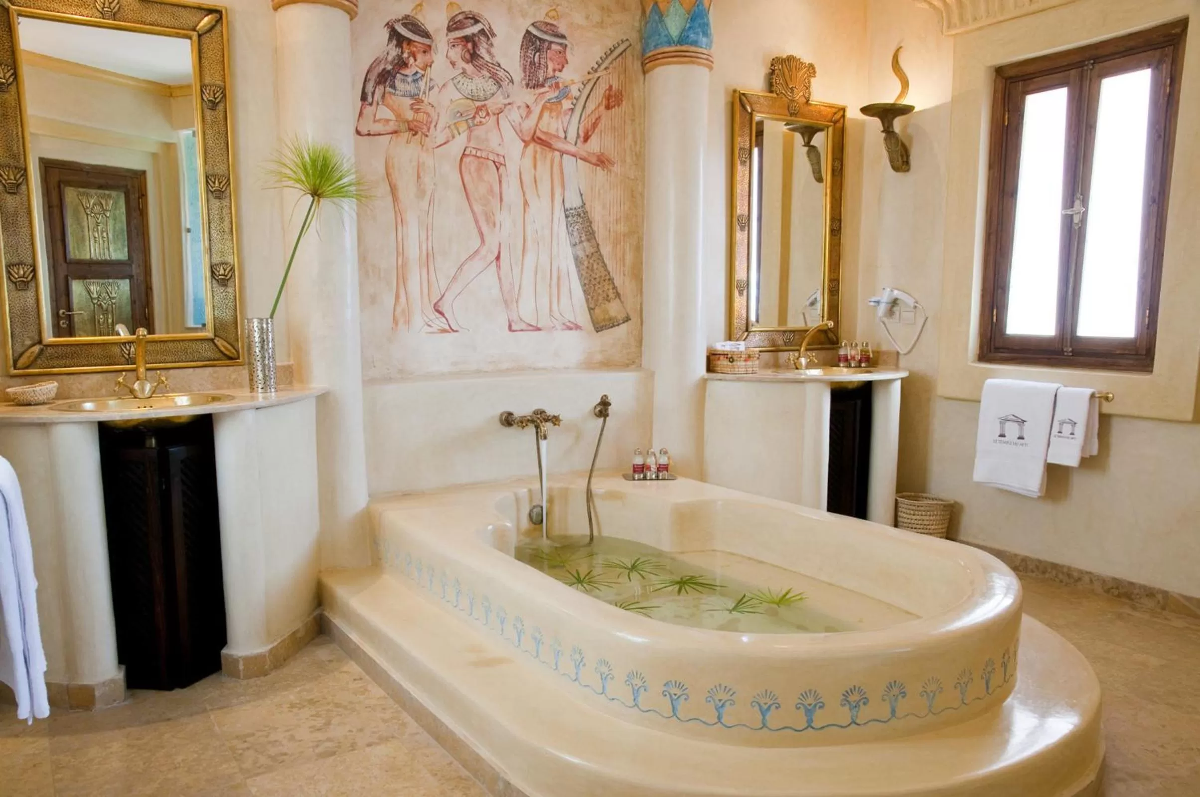 Shower in Le Temple Des Arts