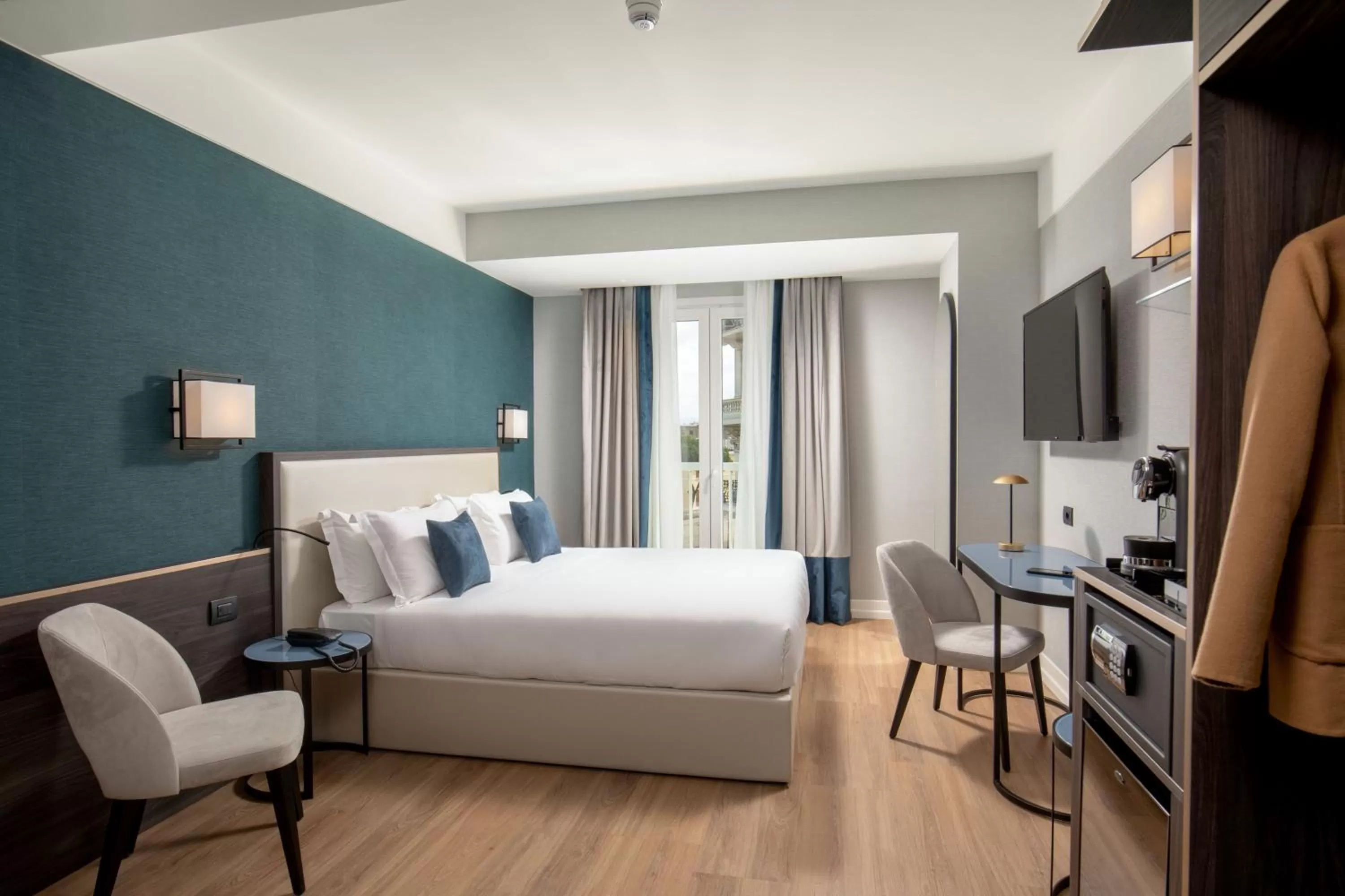 Photo of the whole room, Bed in Hotel St Martin by OMNIA hotels