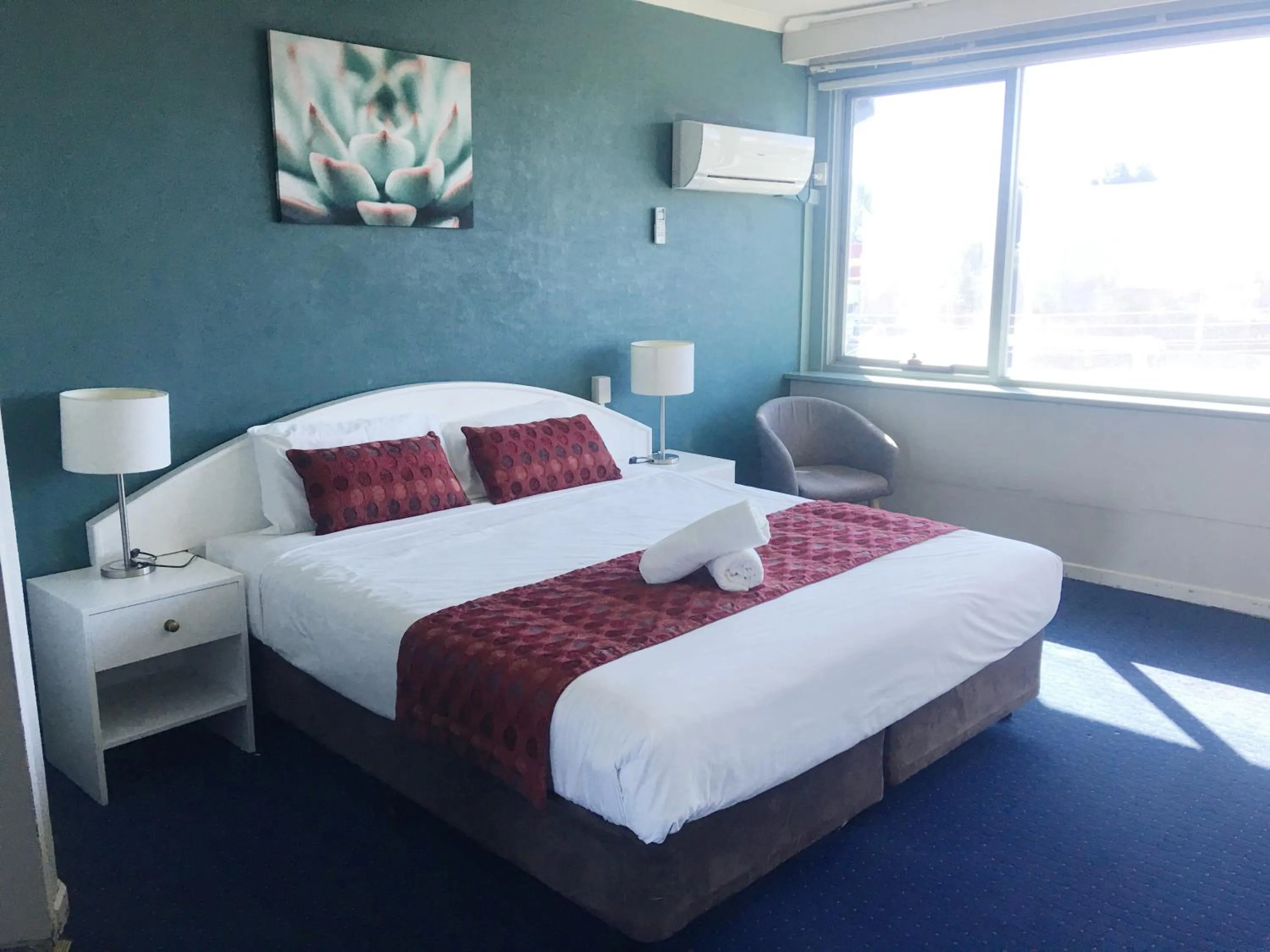 Bed in Parkdale Motor Inn