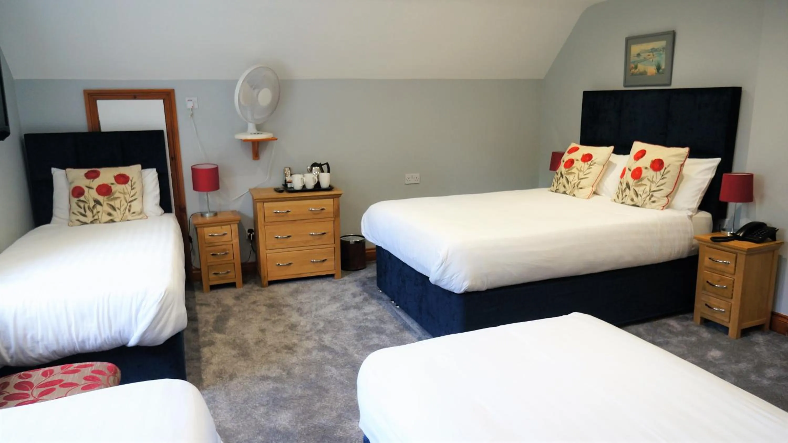 Bedroom, Bed in The Lawn Guest House Gatwick