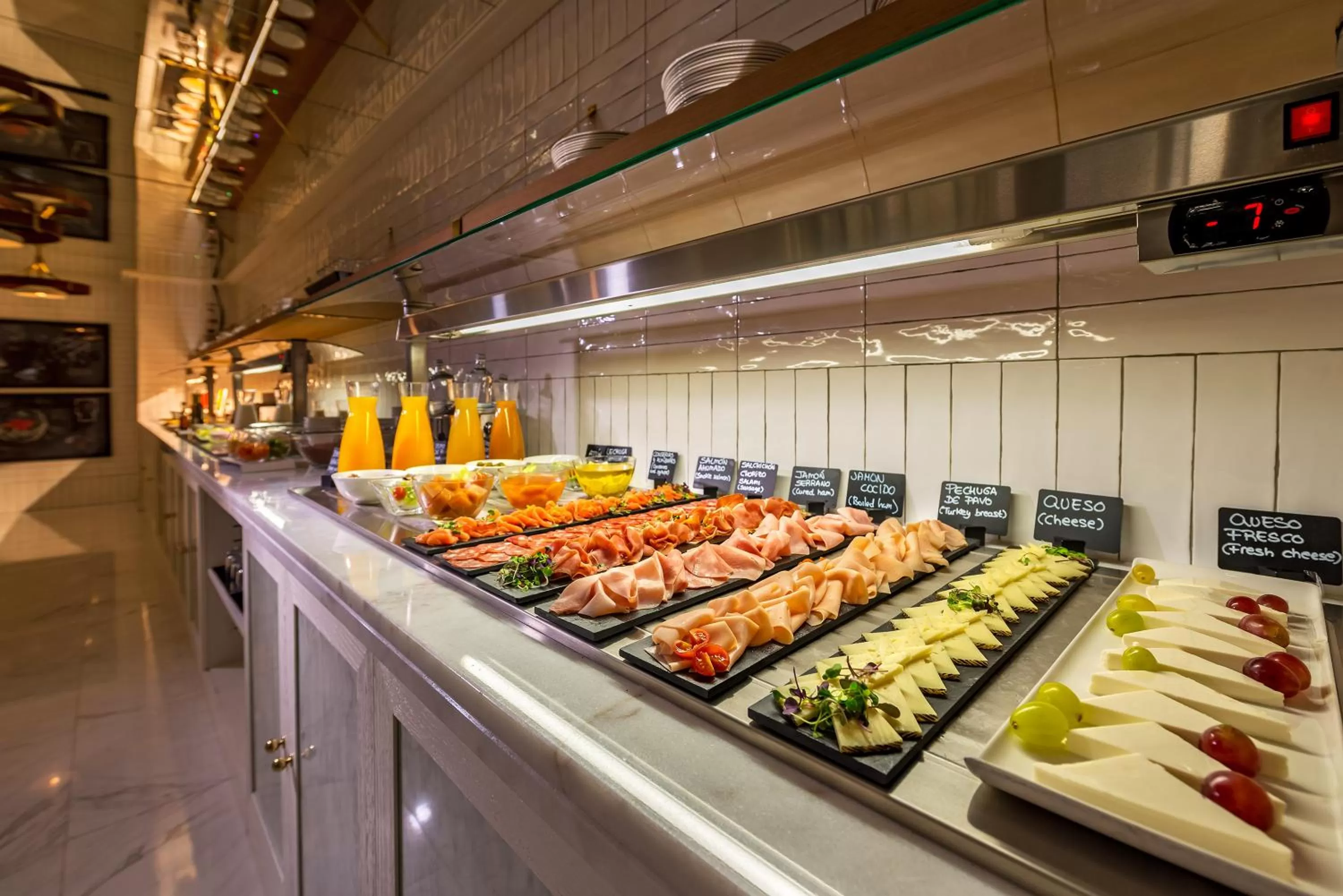 Restaurant/places to eat in H10 Puerta de Alcalá 4 Sup