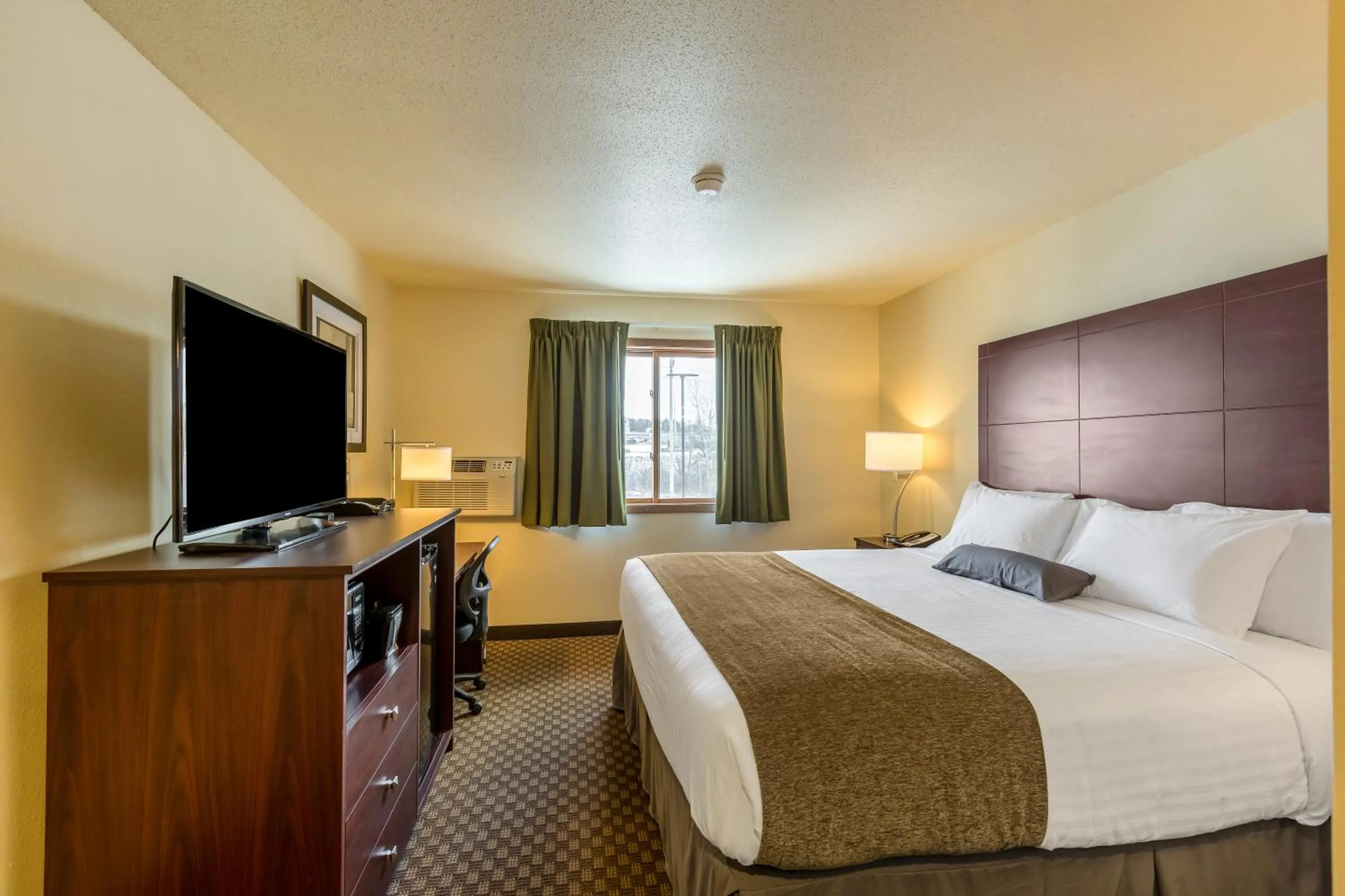 TV and multimedia, Bed in Cobblestone Inn & Suites - Merrill