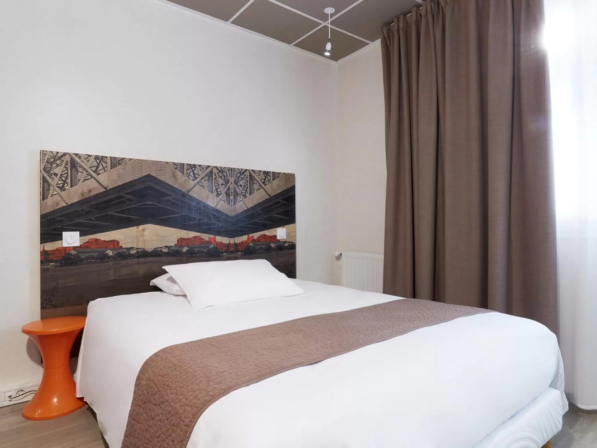 Bed in Kyriad Nantes Centre Graslin