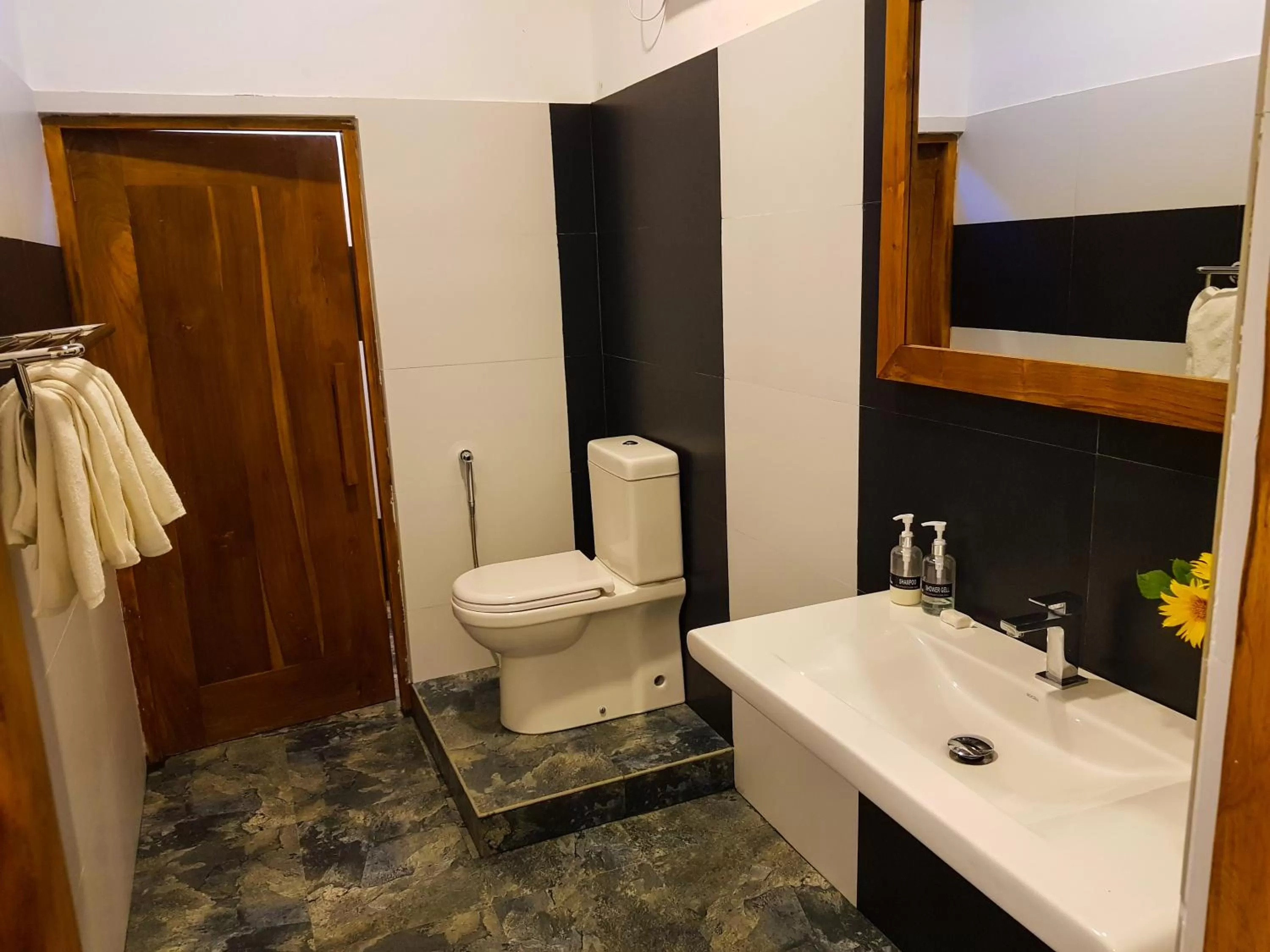 Toilet in Eco Hotel Black & White - Anuradhapura