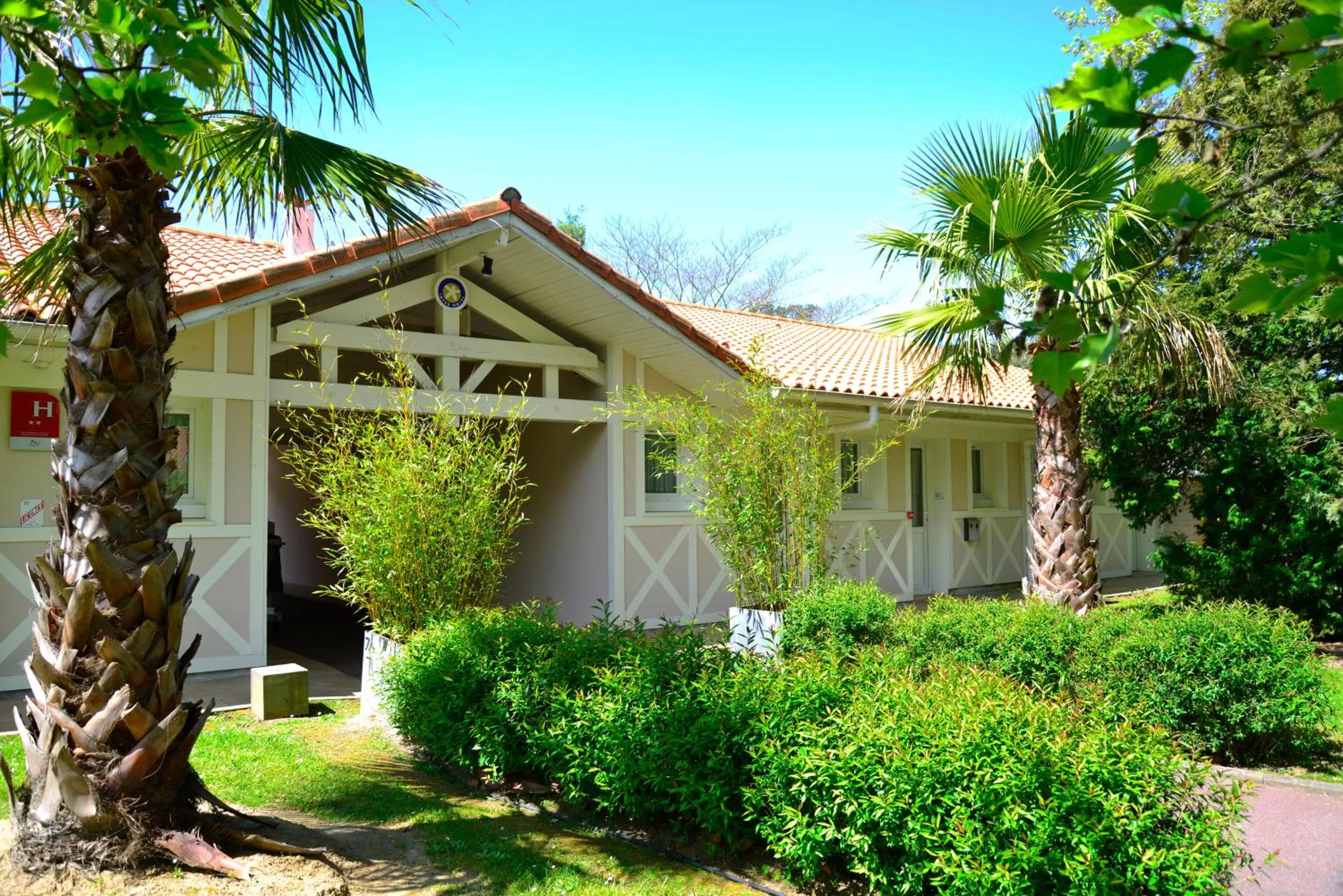 Facade/entrance in The Originals City, Hôtel Le Lodge, Ondres, Bayonne Nord