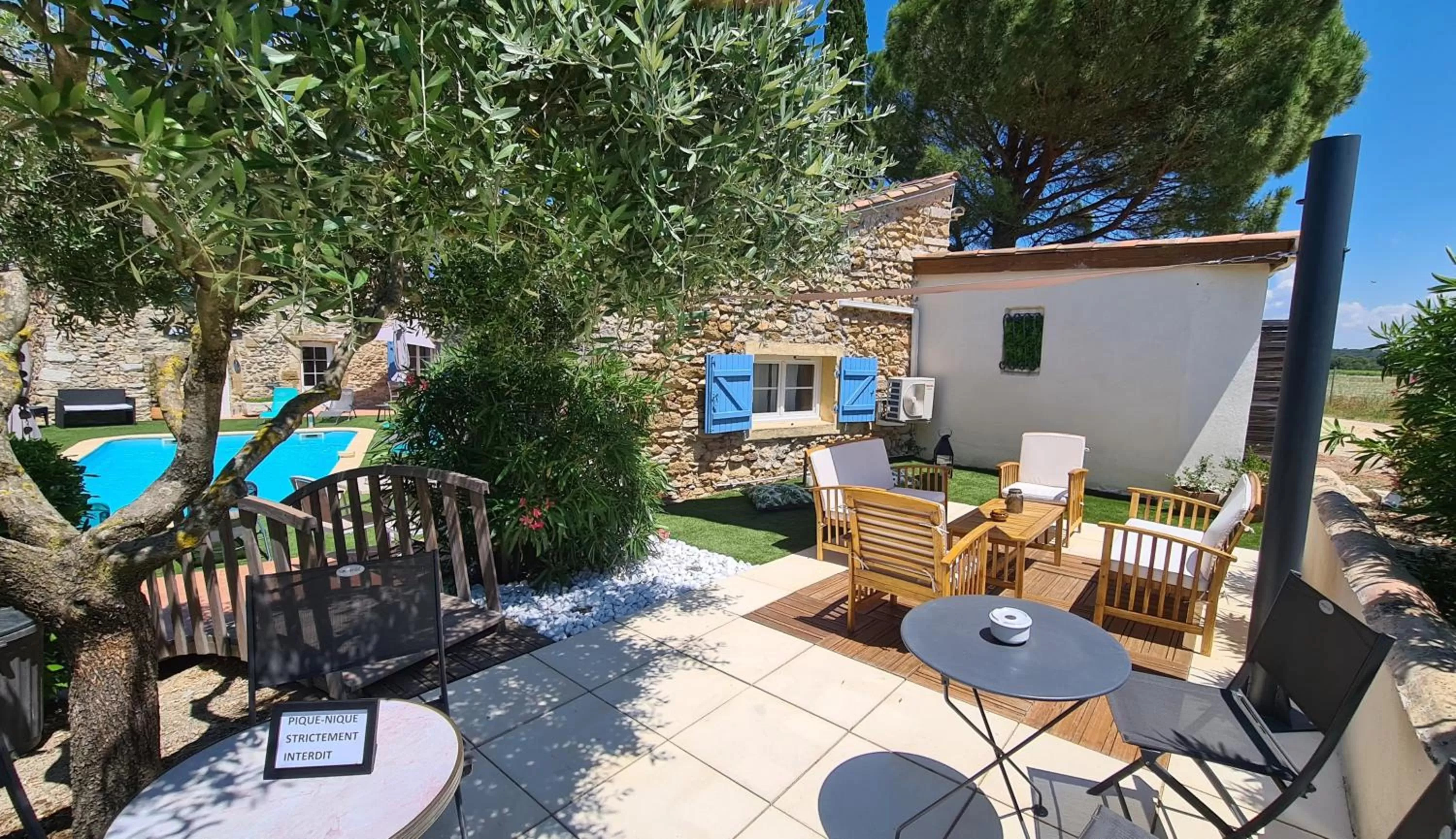 Patio in Logis Hôtel La Bastide Saint Bach