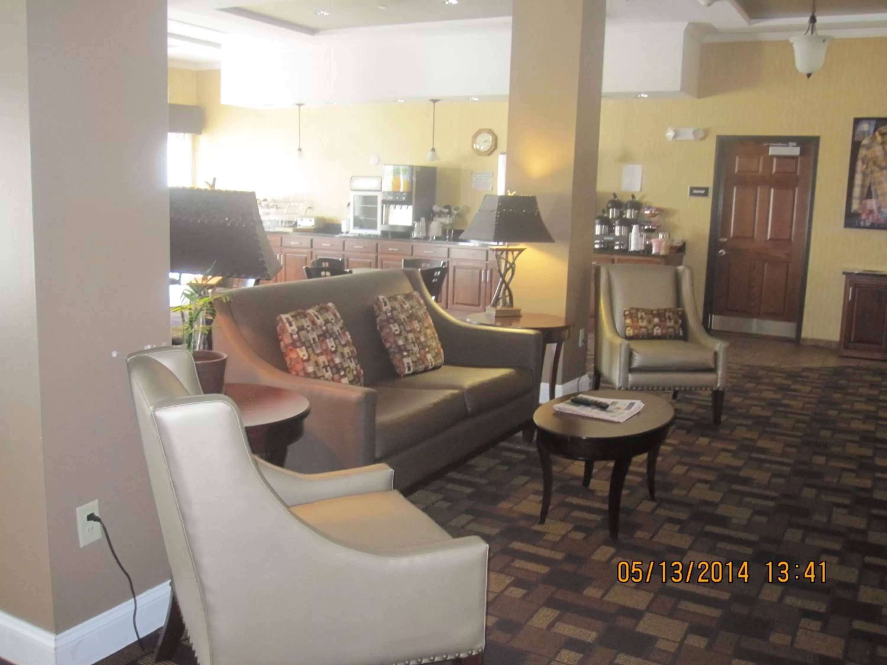 Communal lounge/ TV room in Astoria Hotel & Suites - Glendive