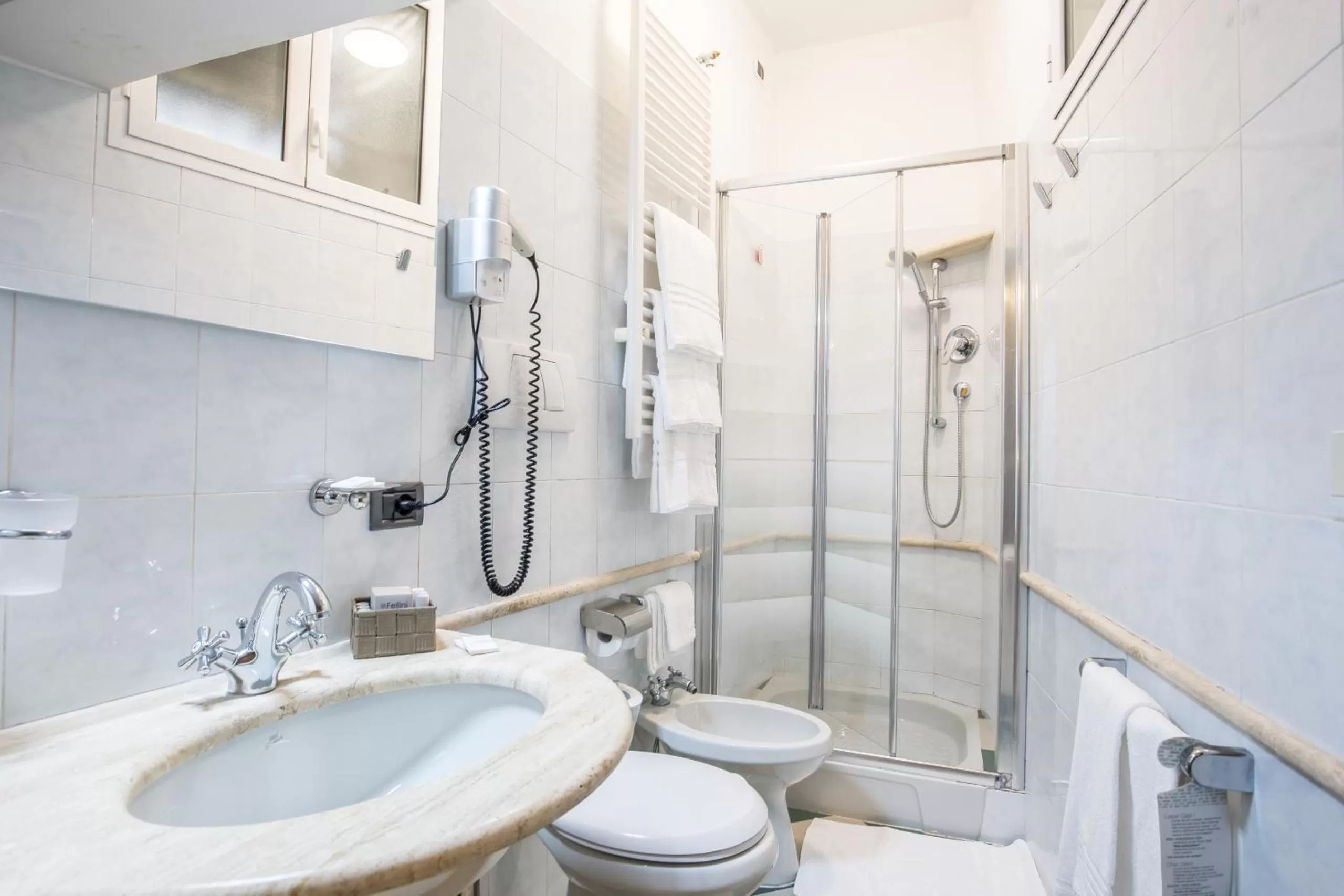 Bathroom in Hotel Fellini a Fontana di Trevi