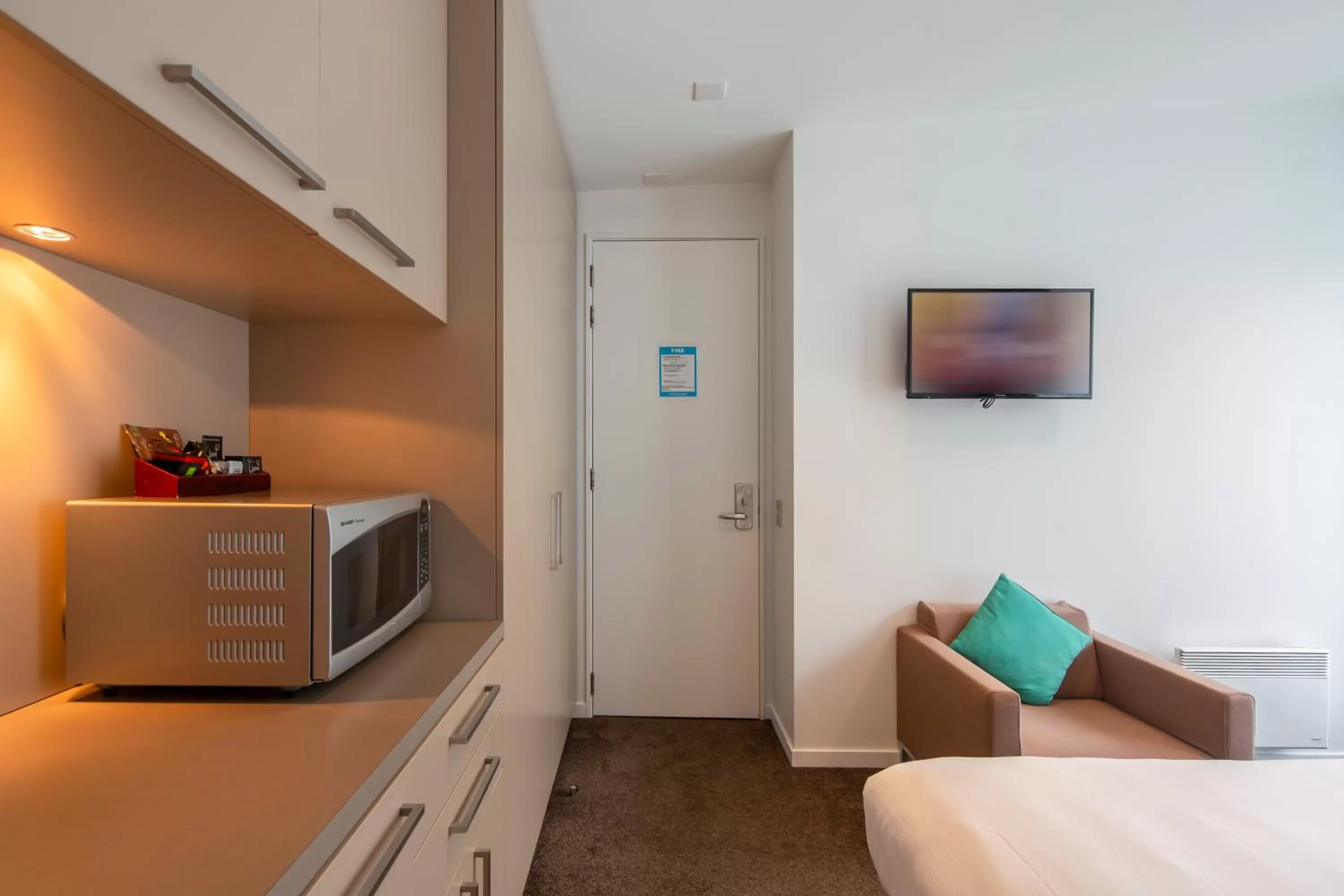 Kitchen or kitchenette, Bed in Highview Apartments