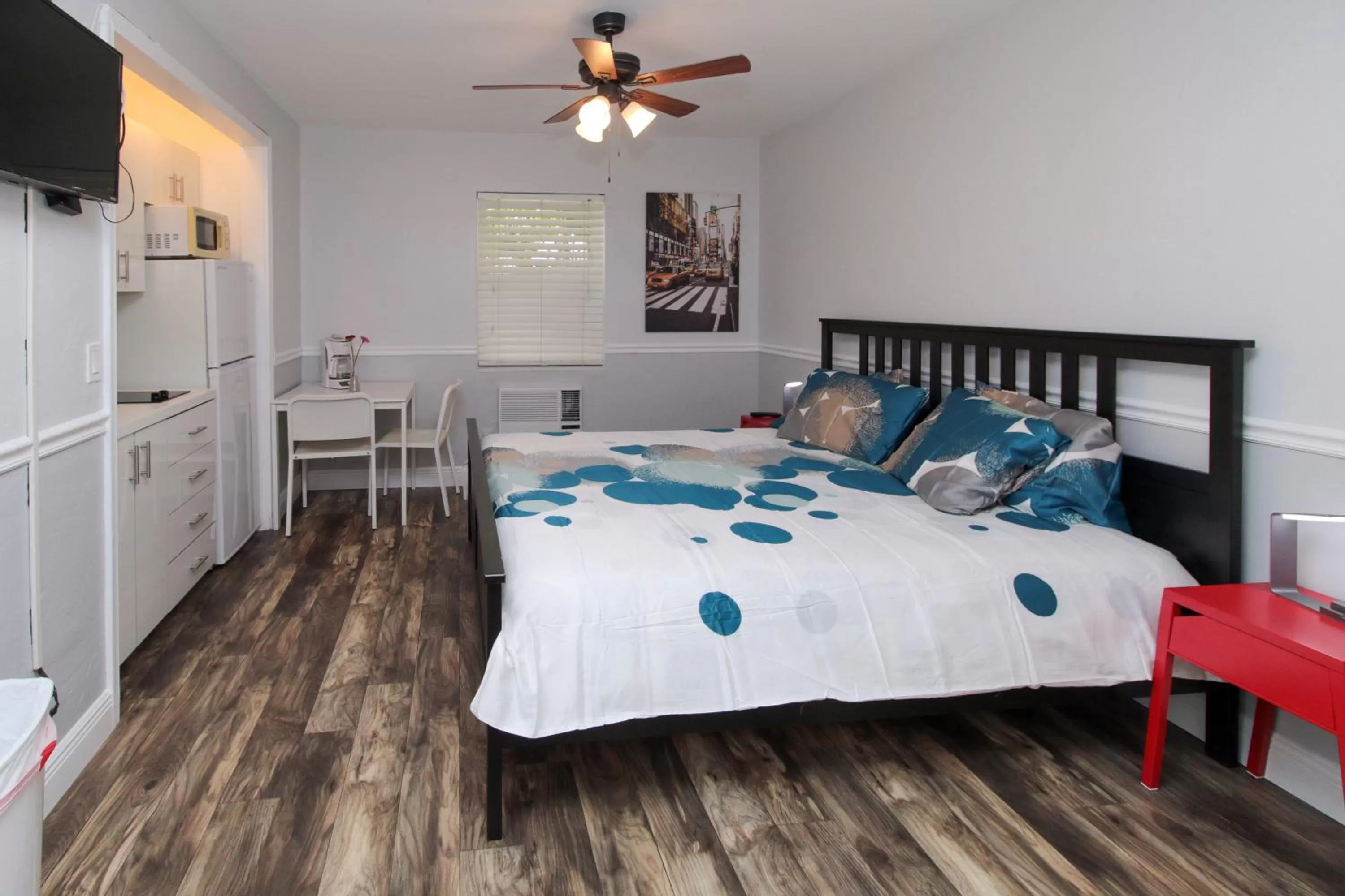 Bed in The Dolphin Hollywood