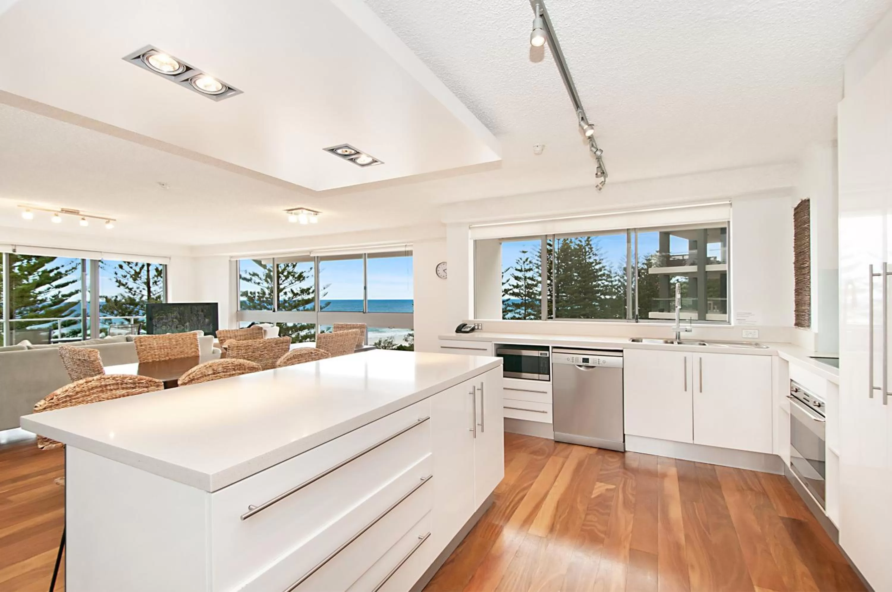 Superior Three-Bedroom Apartment with Air-conditoning and Ocean View in Solnamara Beachfront Apartments