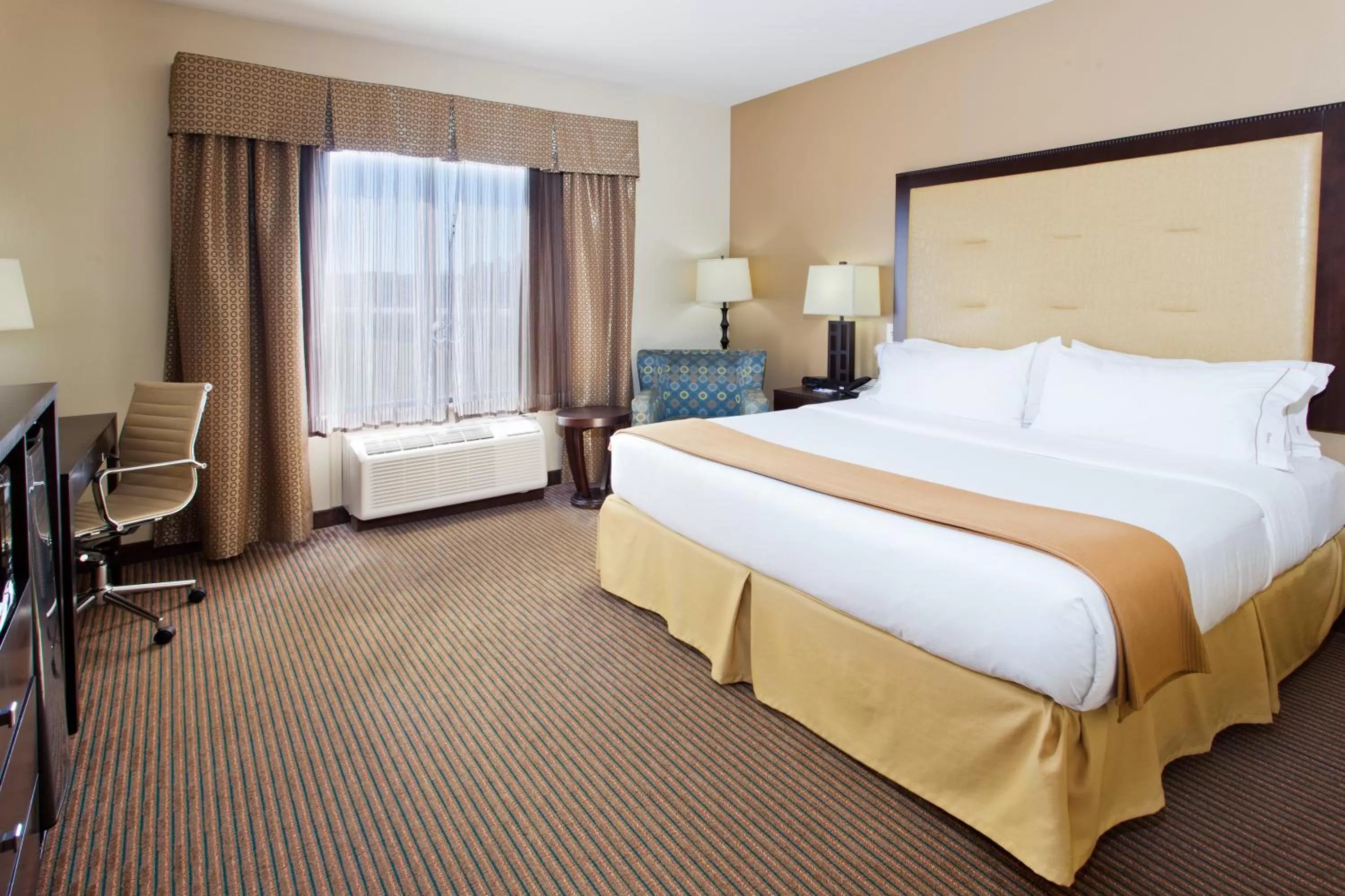 Photo of the whole room, Bed in Holiday Inn Express Hotel & Suites Cordele North by IHG