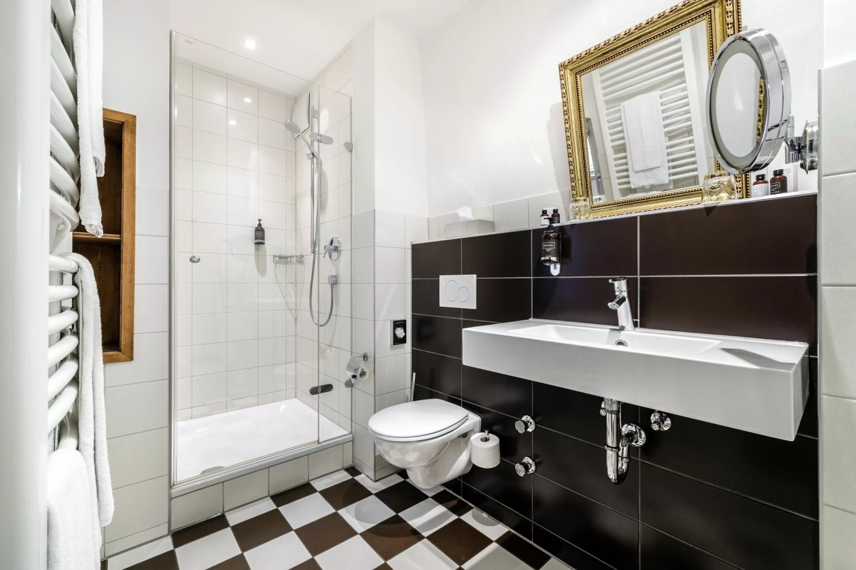 Toilet in Chin-Chin Hotel ehemals Bohemian Hotel