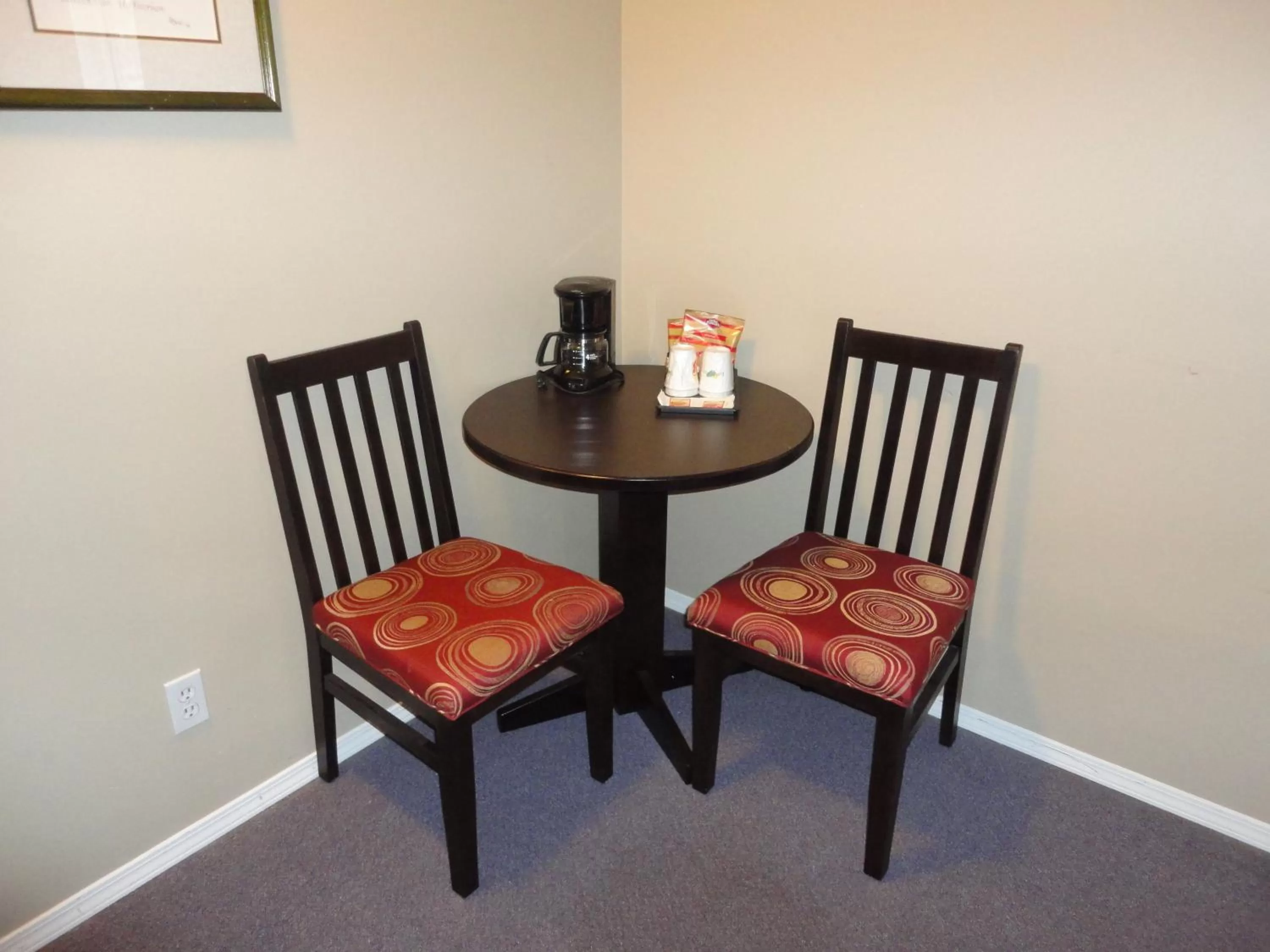 Coffee/tea facilities in Super 8 by Wyndham West Kelowna BC